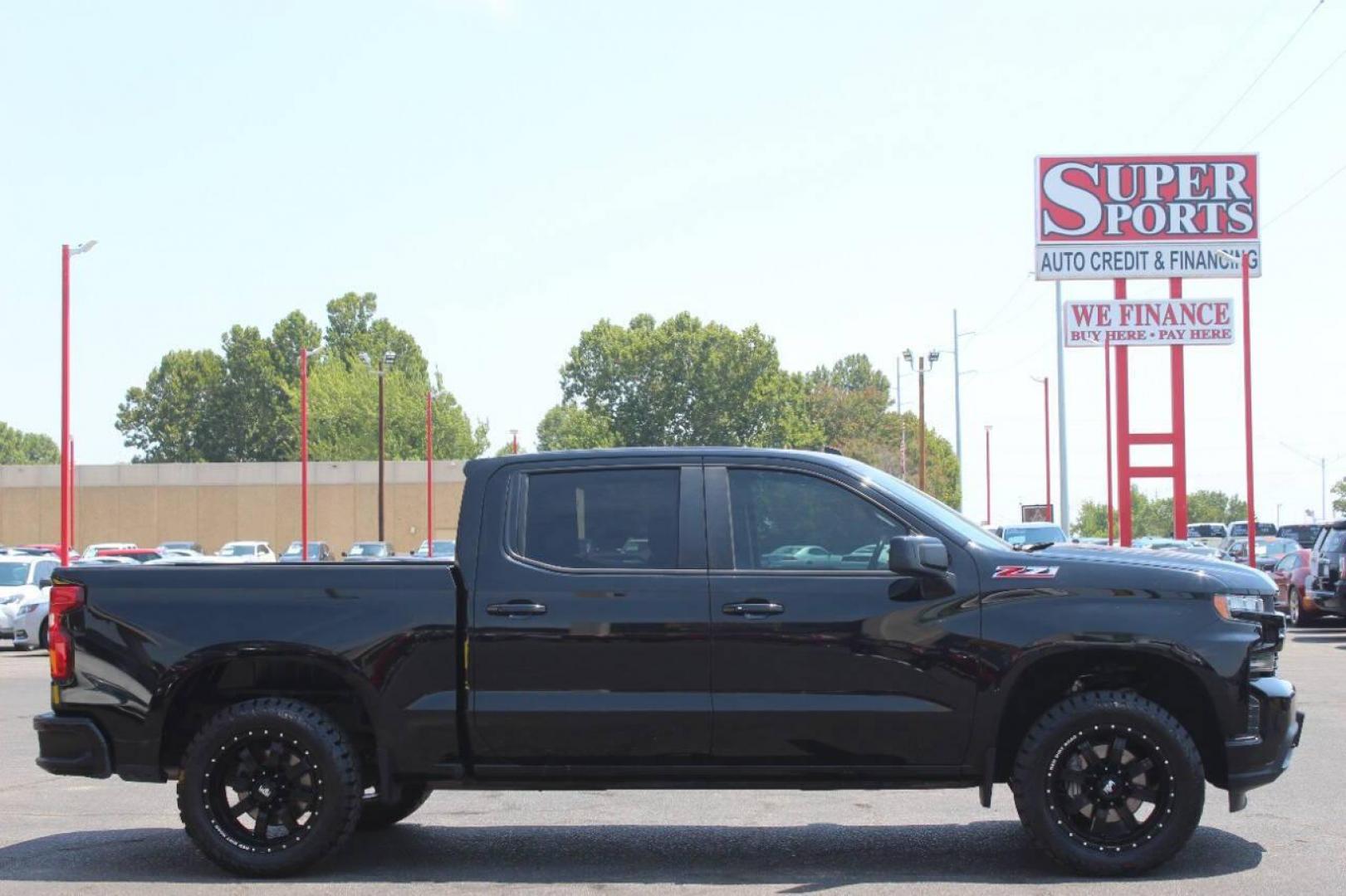 2020 Black Chevrolet Silverado 1500 RST Crew Cab 4WD (3GCUYEED5LG) with an 5.3L V8 OHV 16V engine, 6A transmission, located at 4301 NW 39th , Oklahoma City, OK, 73112, (405) 949-5600, 35.512135, -97.598671 - NO DRIVERS LICENCE NO-FULL COVERAGE INSURANCE-NO CREDIT CHECK. COME ON OVER TO SUPERSPORTS AND TAKE A LOOK AND TEST DRIVE. PLEASE GIVE US A CALL AT (405) 949-5600. NO LICENSIA DE MANEJAR- NO SEGURO DE COBERTURA TOTAL- NO VERIFICACCION DE CREDITO. POR FAVOR VENGAN A SUPERSPORTS, ECHE UN - Photo#3