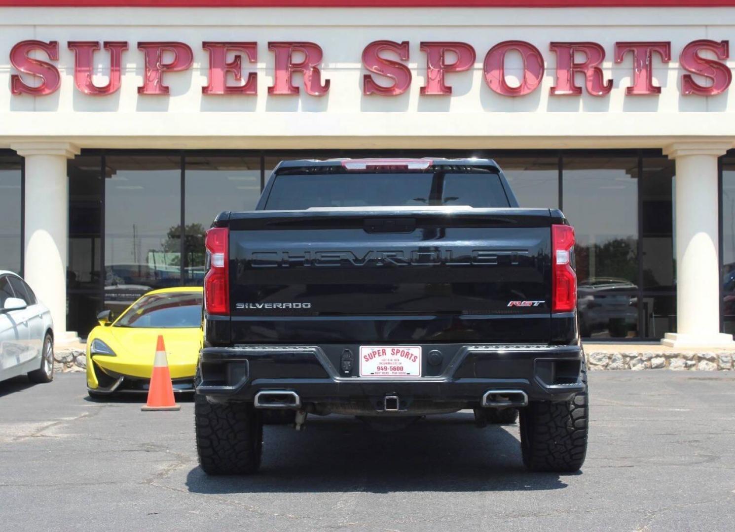 2020 Black Chevrolet Silverado 1500 RST Crew Cab 4WD (3GCUYEED5LG) with an 5.3L V8 OHV 16V engine, 6A transmission, located at 4301 NW 39th , Oklahoma City, OK, 73112, (405) 949-5600, 35.512135, -97.598671 - NO DRIVERS LICENCE NO-FULL COVERAGE INSURANCE-NO CREDIT CHECK. COME ON OVER TO SUPERSPORTS AND TAKE A LOOK AND TEST DRIVE. PLEASE GIVE US A CALL AT (405) 949-5600. NO LICENSIA DE MANEJAR- NO SEGURO DE COBERTURA TOTAL- NO VERIFICACCION DE CREDITO. POR FAVOR VENGAN A SUPERSPORTS, ECHE UN - Photo#4