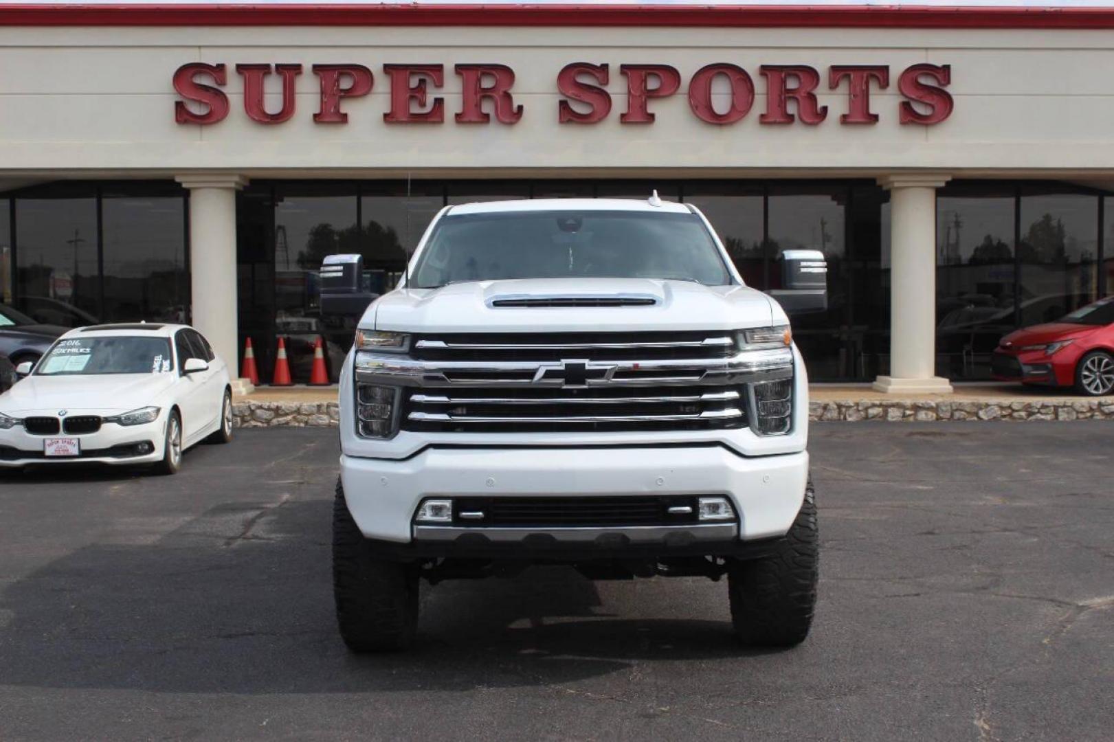 2020 White Chevrolet Silverado 2500HD (1GC4YREY5LF) with an 6.6L V8 Turbocharger 6.6L V8 engine, Automatic 10-Speed transmission, located at 4301 NW 39th , Oklahoma City, OK, 73112, (405) 949-5600, 35.512135, -97.598671 - NO DRIVERS LICENCE NO-FULL COVERAGE INSURANCE-NO CREDIT CHECK. COME ON OVER TO SUPERSPORTS AND TAKE A LOOK AND TEST DRIVE. PLEASE GIVE US A CALL AT (405) 949-5600. NO LICENSIA DE MANEJAR- NO SEGURO DE COBERTURA TOTAL- NO VERIFICACCION DE CREDITO. POR FAVOR VENGAN A SUPERSPORTS, ECHE UN - Photo#2