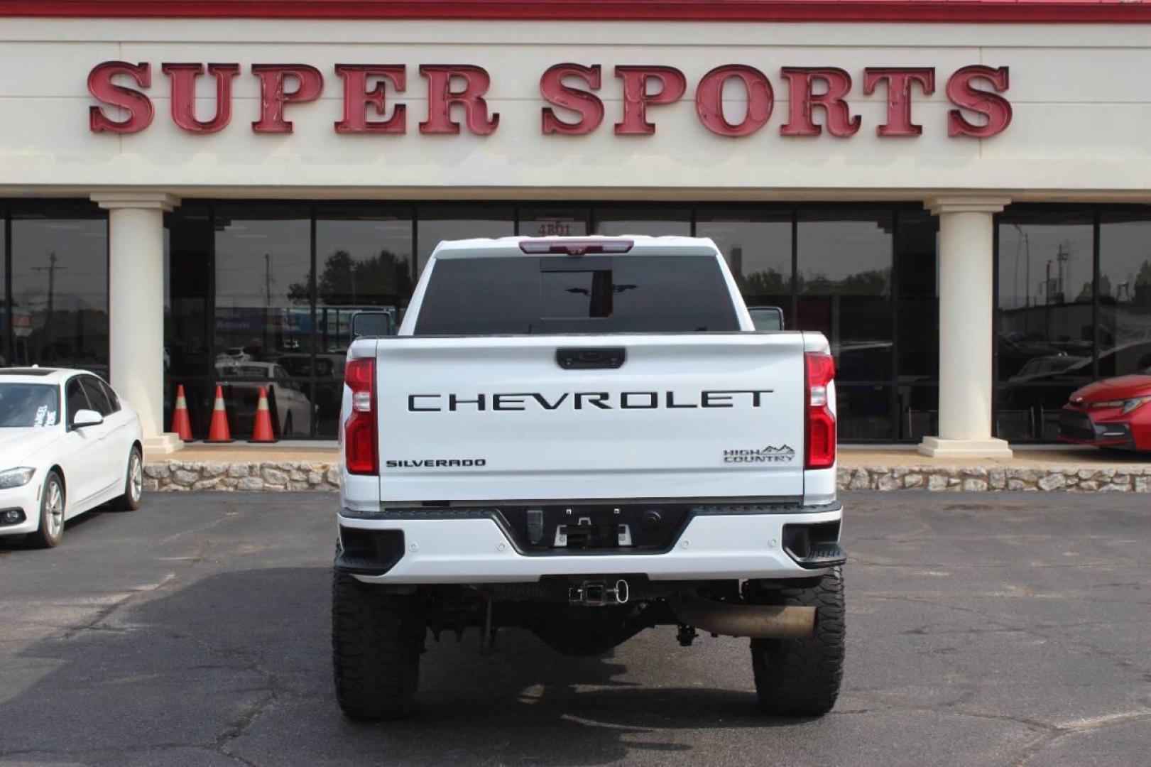 2020 White Chevrolet Silverado 2500HD (1GC4YREY5LF) with an 6.6L V8 Turbocharger 6.6L V8 engine, Automatic 10-Speed transmission, located at 4301 NW 39th , Oklahoma City, OK, 73112, (405) 949-5600, 35.512135, -97.598671 - NO DRIVERS LICENCE NO-FULL COVERAGE INSURANCE-NO CREDIT CHECK. COME ON OVER TO SUPERSPORTS AND TAKE A LOOK AND TEST DRIVE. PLEASE GIVE US A CALL AT (405) 949-5600. NO LICENSIA DE MANEJAR- NO SEGURO DE COBERTURA TOTAL- NO VERIFICACCION DE CREDITO. POR FAVOR VENGAN A SUPERSPORTS, ECHE UN - Photo#4