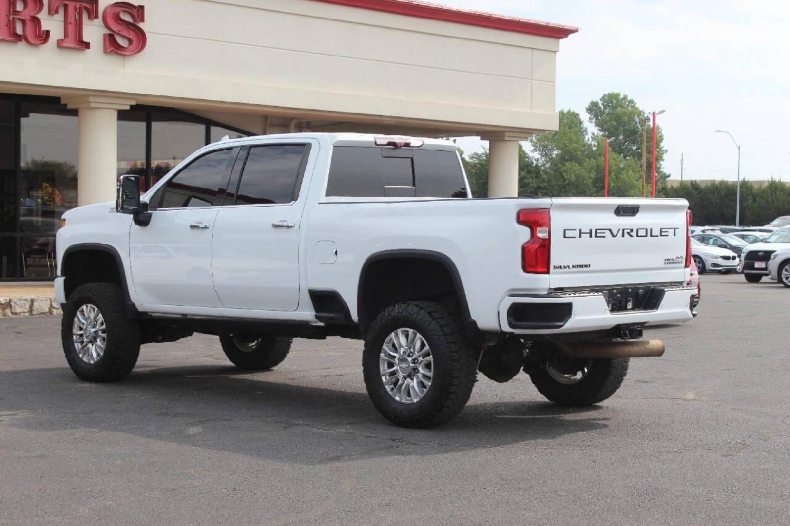 2020 White Chevrolet Silverado 2500HD (1GC4YREY5LF) with an 6.6L V8 Turbocharger 6.6L V8 engine, Automatic 10-Speed transmission, located at 4301 NW 39th , Oklahoma City, OK, 73112, (405) 949-5600, 35.512135, -97.598671 - NO DRIVERS LICENCE NO-FULL COVERAGE INSURANCE-NO CREDIT CHECK. COME ON OVER TO SUPERSPORTS AND TAKE A LOOK AND TEST DRIVE. PLEASE GIVE US A CALL AT (405) 949-5600. NO LICENSIA DE MANEJAR- NO SEGURO DE COBERTURA TOTAL- NO VERIFICACCION DE CREDITO. POR FAVOR VENGAN A SUPERSPORTS, ECHE UN - Photo#5