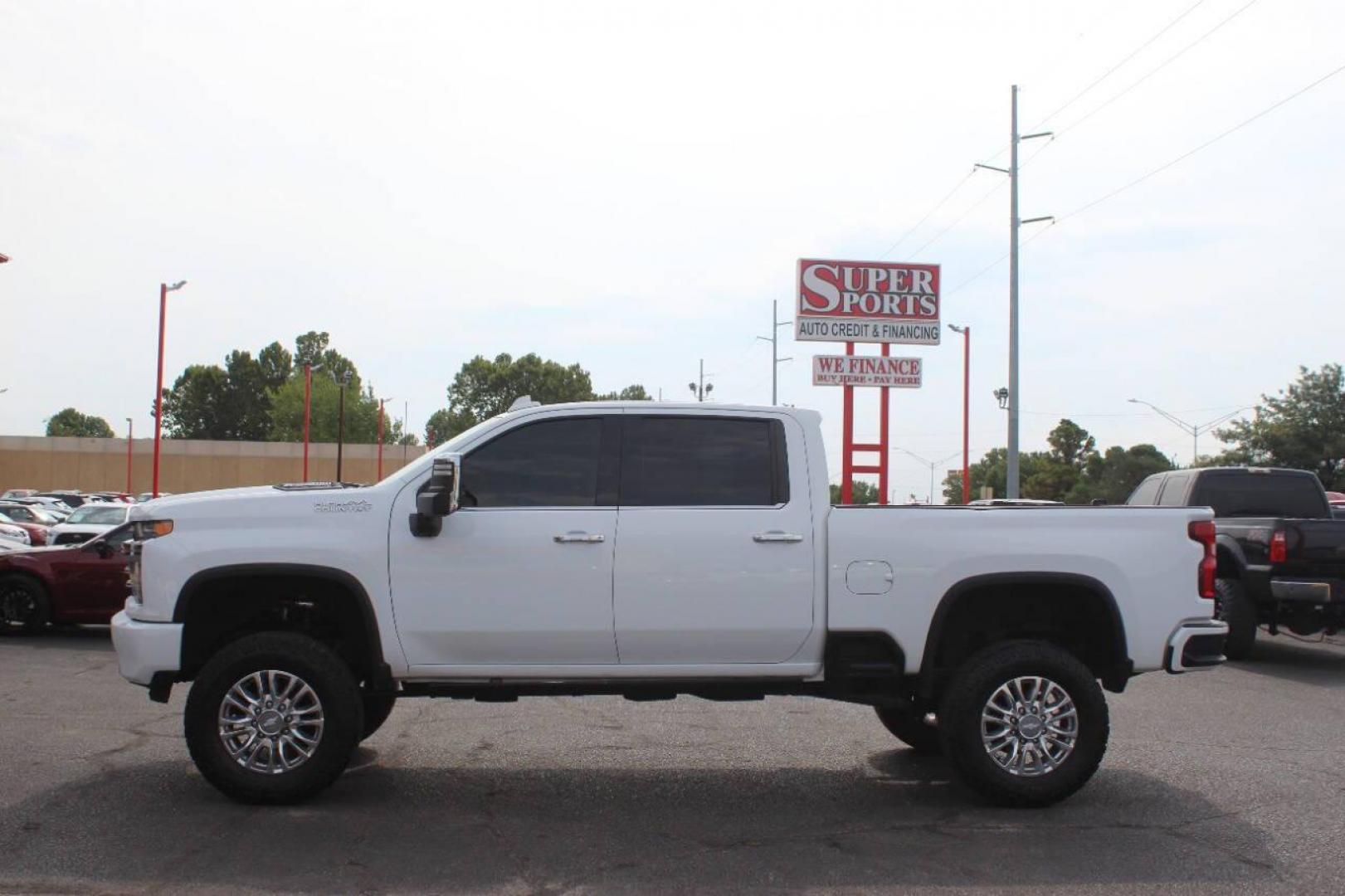 2020 White Chevrolet Silverado 2500HD (1GC4YREY5LF) with an 6.6L V8 Turbocharger 6.6L V8 engine, Automatic 10-Speed transmission, located at 4301 NW 39th , Oklahoma City, OK, 73112, (405) 949-5600, 35.512135, -97.598671 - NO DRIVERS LICENCE NO-FULL COVERAGE INSURANCE-NO CREDIT CHECK. COME ON OVER TO SUPERSPORTS AND TAKE A LOOK AND TEST DRIVE. PLEASE GIVE US A CALL AT (405) 949-5600. NO LICENSIA DE MANEJAR- NO SEGURO DE COBERTURA TOTAL- NO VERIFICACCION DE CREDITO. POR FAVOR VENGAN A SUPERSPORTS, ECHE UN - Photo#6