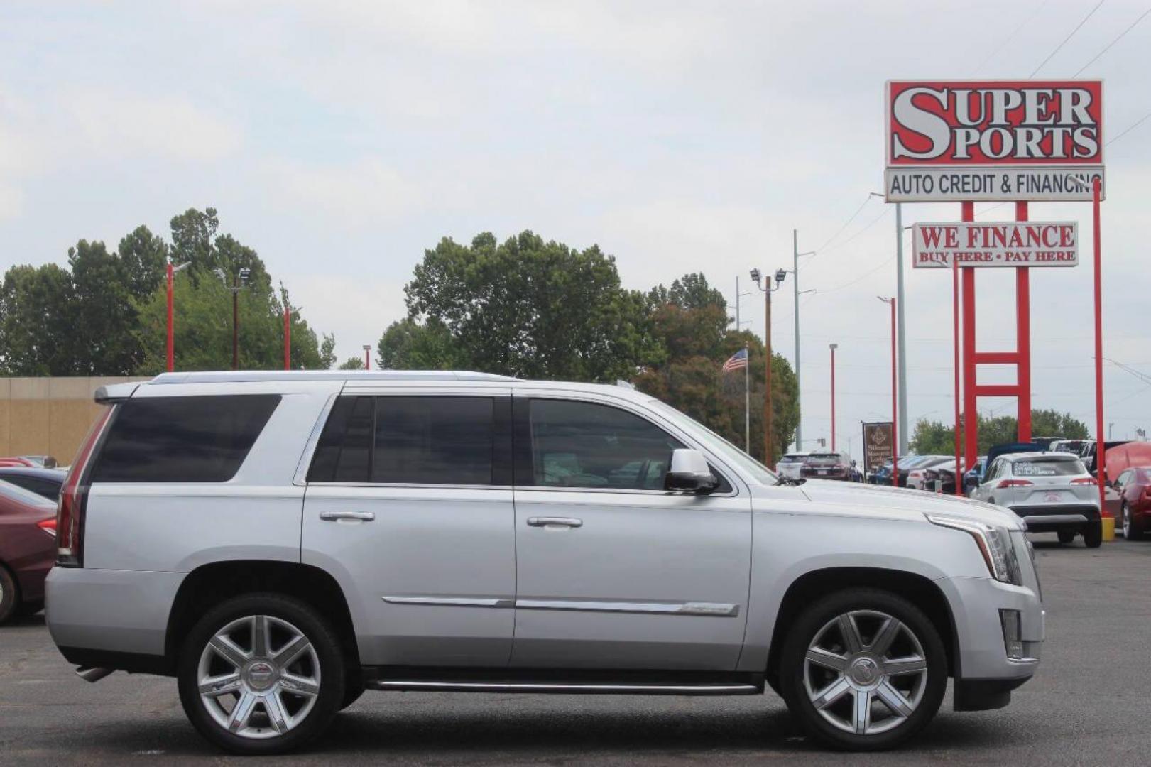 2016 Gray Cadillac Escalade Luxury 2WD (1GYS3BKJ0GR) with an 6.2L V8 OHV 16V FFV engine, 6A transmission, located at 4301 NW 39th , Oklahoma City, OK, 73112, (405) 949-5600, 35.512135, -97.598671 - NO DRIVERS LICENCE NO-FULL COVERAGE INSURANCE-NO CREDIT CHECK. COME ON OVER TO SUPERSPORTS AND TAKE A LOOK AND TEST DRIVE. PLEASE GIVE US A CALL AT (405) 949-5600. NO LICENSIA DE MANEJAR- NO SEGURO DE COBERTURA TOTAL- NO VERIFICACCION DE CREDITO. POR FAVOR VENGAN A SUPERSPORTS, ECHE UN - Photo#3