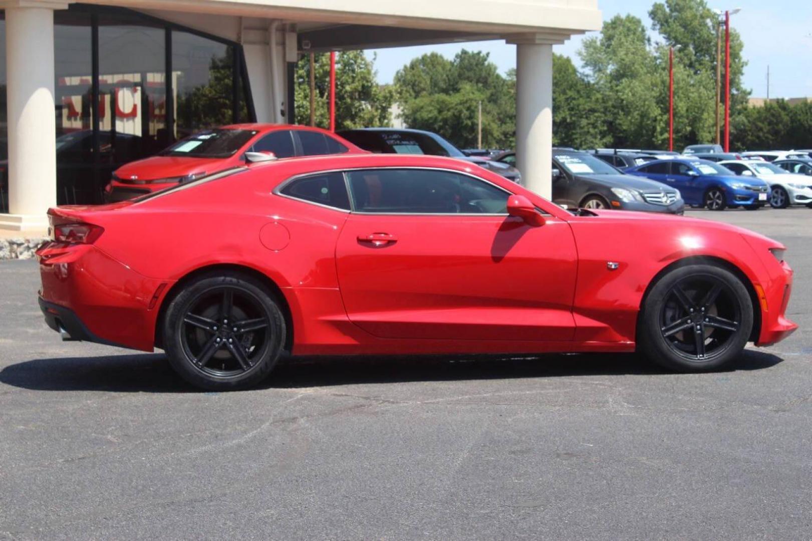 2018 Red Chevrolet Camaro 1LT Coupe (1G1FB1RX0J0) with an 2.0L L4 DOHC 16V TURBO engine, 6A transmission, located at 4301 NW 39th , Oklahoma City, OK, 73112, (405) 949-5600, 35.512135, -97.598671 - NO DRIVERS LICENCE NO-FULL COVERAGE INSURANCE-NO CREDIT CHECK. COME ON OVER TO SUPERSPORTS AND TAKE A LOOK AND TEST DRIVE. PLEASE GIVE US A CALL AT (405) 949-5600. NO LICENSIA DE MANEJAR- NO SEGURO DE COBERTURA TOTAL- NO VERIFICACCION DE CREDITO. POR FAVOR VENGAN A SUPERSPORTS, ECHE UN - Photo#2