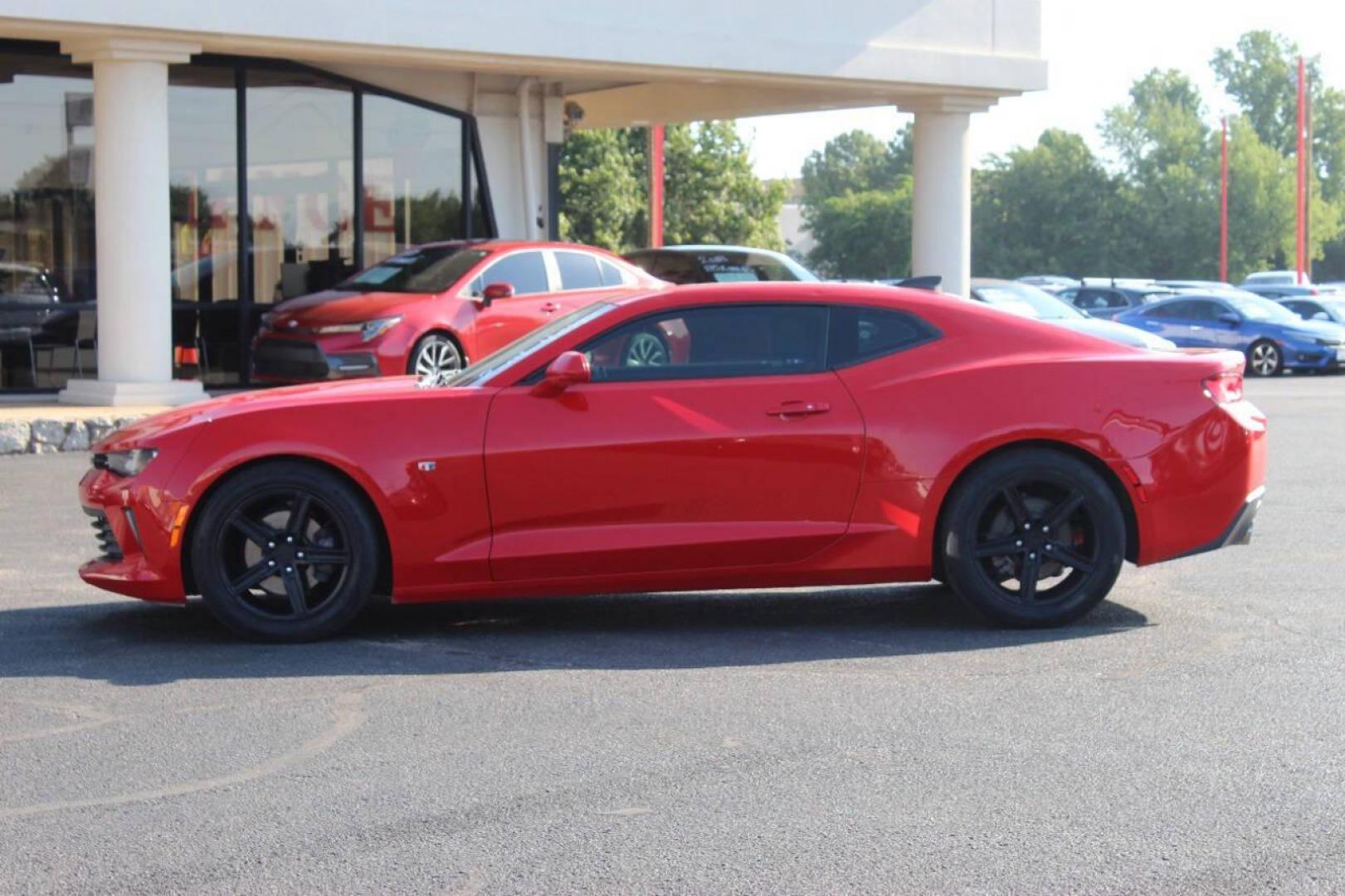 2018 Red Chevrolet Camaro 1LT Coupe (1G1FB1RX0J0) with an 2.0L L4 DOHC 16V TURBO engine, 6A transmission, located at 4301 NW 39th , Oklahoma City, OK, 73112, (405) 949-5600, 35.512135, -97.598671 - NO DRIVERS LICENCE NO-FULL COVERAGE INSURANCE-NO CREDIT CHECK. COME ON OVER TO SUPERSPORTS AND TAKE A LOOK AND TEST DRIVE. PLEASE GIVE US A CALL AT (405) 949-5600. NO LICENSIA DE MANEJAR- NO SEGURO DE COBERTURA TOTAL- NO VERIFICACCION DE CREDITO. POR FAVOR VENGAN A SUPERSPORTS, ECHE UN - Photo#5