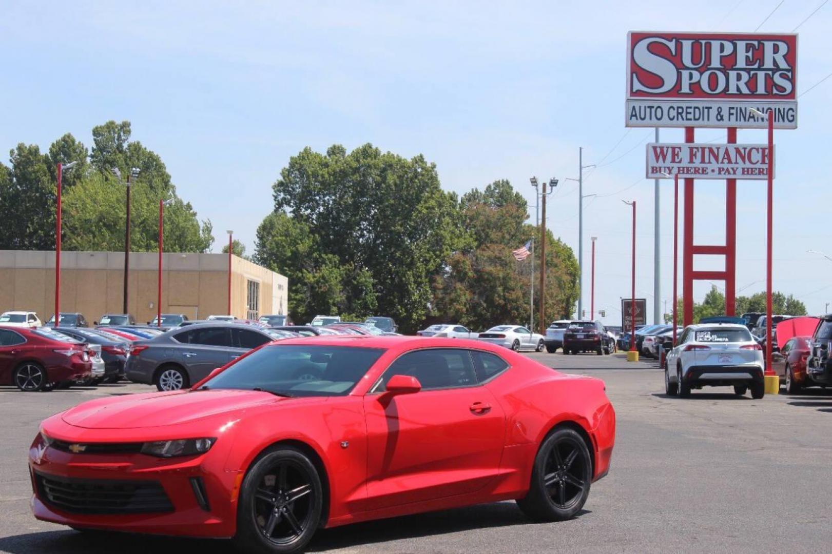 2018 Red Chevrolet Camaro 1LT Coupe (1G1FB1RX0J0) with an 2.0L L4 DOHC 16V TURBO engine, 6A transmission, located at 4301 NW 39th , Oklahoma City, OK, 73112, (405) 949-5600, 35.512135, -97.598671 - NO DRIVERS LICENCE NO-FULL COVERAGE INSURANCE-NO CREDIT CHECK. COME ON OVER TO SUPERSPORTS AND TAKE A LOOK AND TEST DRIVE. PLEASE GIVE US A CALL AT (405) 949-5600. NO LICENSIA DE MANEJAR- NO SEGURO DE COBERTURA TOTAL- NO VERIFICACCION DE CREDITO. POR FAVOR VENGAN A SUPERSPORTS, ECHE UN - Photo#6