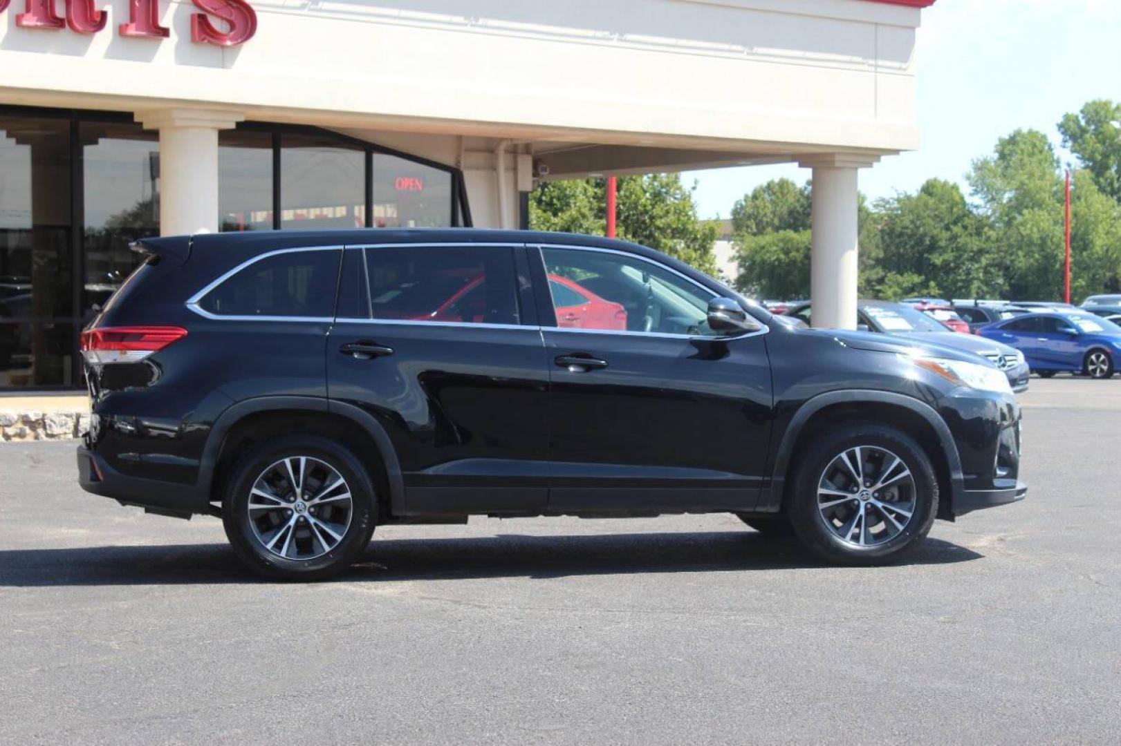 2019 Black Toyota Highlander LE FWD I4 (5TDZARFH8KS) with an 2.7L L4 DOHC 16V engine, 6A transmission, located at 4301 NW 39th , Oklahoma City, OK, 73112, (405) 949-5600, 35.512135, -97.598671 - NO DRIVERS LICENCE NO-FULL COVERAGE INSURANCE-NO CREDIT CHECK. COME ON OVER TO SUPERSPORTS AND TAKE A LOOK AND TEST DRIVE. PLEASE GIVE US A CALL AT (405) 949-5600. NO LICENSIA DE MANEJAR- NO SEGURO DE COBERTURA TOTAL- NO VERIFICACCION DE CREDITO. POR FAVOR VENGAN A SUPERSPORTS, ECHE UN - Photo#2