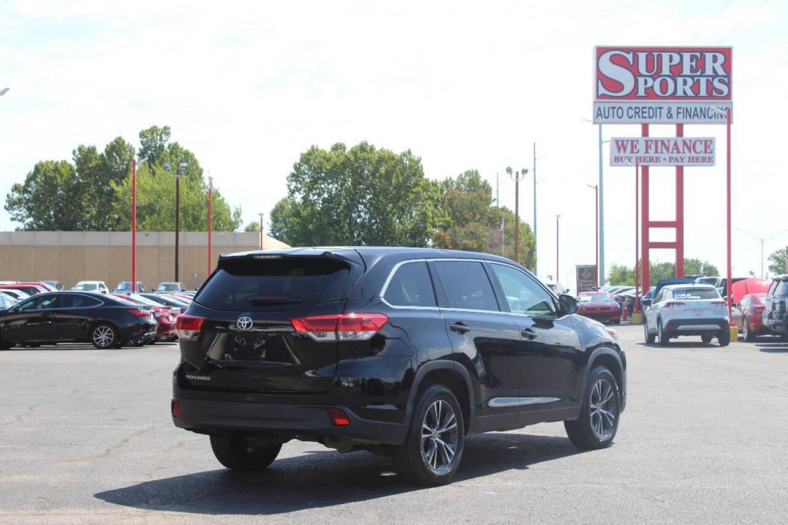 2019 Black Toyota Highlander LE FWD I4 (5TDZARFH8KS) with an 2.7L L4 DOHC 16V engine, 6A transmission, located at 4301 NW 39th , Oklahoma City, OK, 73112, (405) 949-5600, 35.512135, -97.598671 - NO DRIVERS LICENCE NO-FULL COVERAGE INSURANCE-NO CREDIT CHECK. COME ON OVER TO SUPERSPORTS AND TAKE A LOOK AND TEST DRIVE. PLEASE GIVE US A CALL AT (405) 949-5600. NO LICENSIA DE MANEJAR- NO SEGURO DE COBERTURA TOTAL- NO VERIFICACCION DE CREDITO. POR FAVOR VENGAN A SUPERSPORTS, ECHE UN - Photo#3