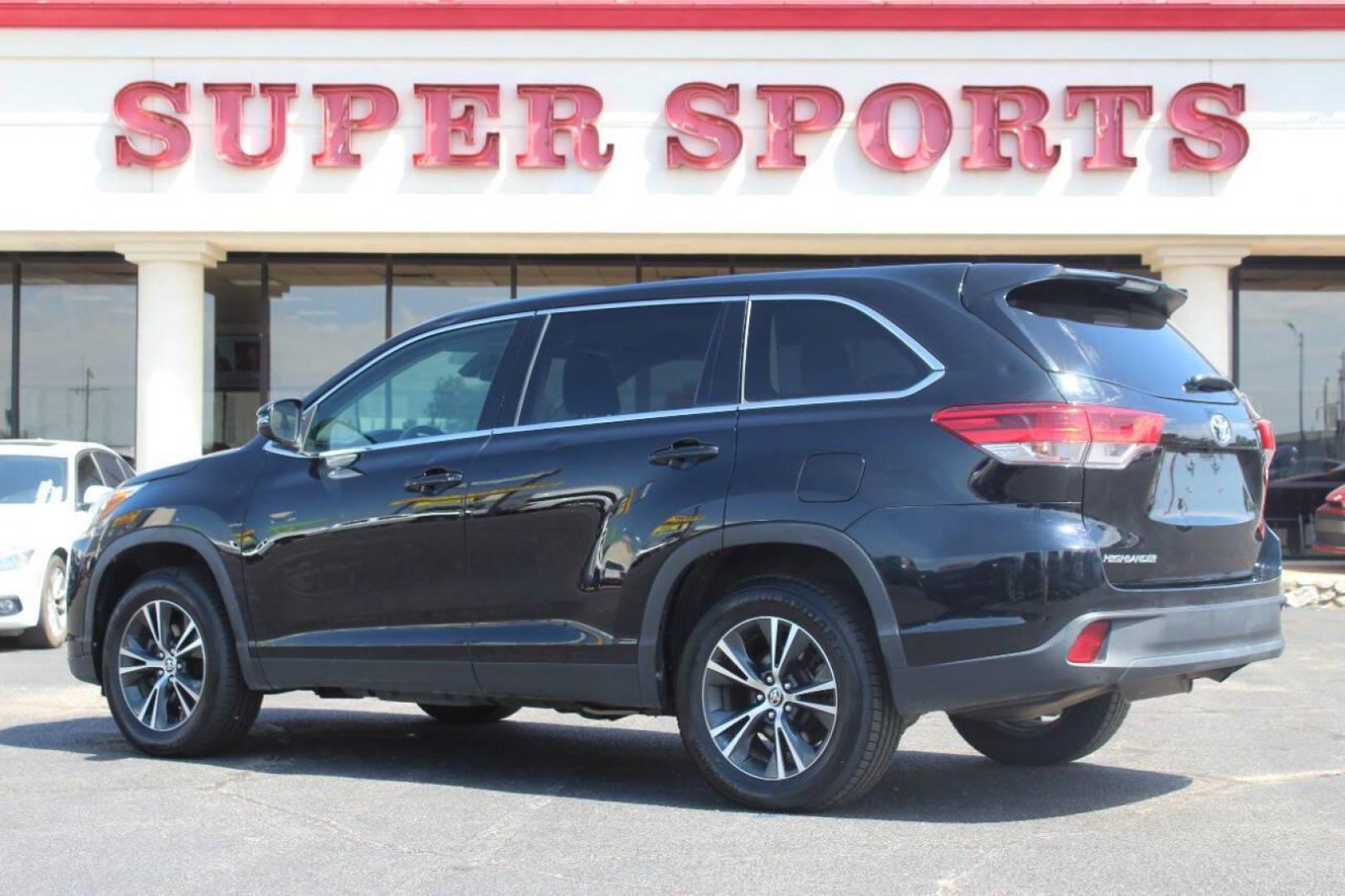 2019 Black Toyota Highlander LE FWD I4 (5TDZARFH8KS) with an 2.7L L4 DOHC 16V engine, 6A transmission, located at 4301 NW 39th , Oklahoma City, OK, 73112, (405) 949-5600, 35.512135, -97.598671 - NO DRIVERS LICENCE NO-FULL COVERAGE INSURANCE-NO CREDIT CHECK. COME ON OVER TO SUPERSPORTS AND TAKE A LOOK AND TEST DRIVE. PLEASE GIVE US A CALL AT (405) 949-5600. NO LICENSIA DE MANEJAR- NO SEGURO DE COBERTURA TOTAL- NO VERIFICACCION DE CREDITO. POR FAVOR VENGAN A SUPERSPORTS, ECHE UN - Photo#4