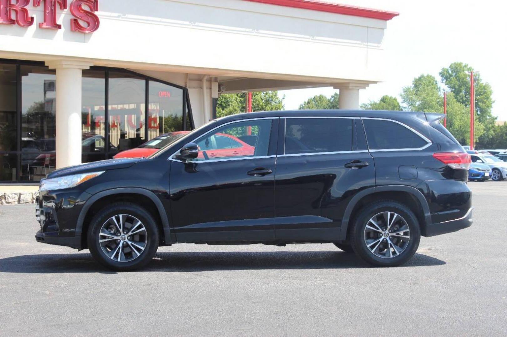 2019 Black Toyota Highlander LE FWD I4 (5TDZARFH8KS) with an 2.7L L4 DOHC 16V engine, 6A transmission, located at 4301 NW 39th , Oklahoma City, OK, 73112, (405) 949-5600, 35.512135, -97.598671 - NO DRIVERS LICENCE NO-FULL COVERAGE INSURANCE-NO CREDIT CHECK. COME ON OVER TO SUPERSPORTS AND TAKE A LOOK AND TEST DRIVE. PLEASE GIVE US A CALL AT (405) 949-5600. NO LICENSIA DE MANEJAR- NO SEGURO DE COBERTURA TOTAL- NO VERIFICACCION DE CREDITO. POR FAVOR VENGAN A SUPERSPORTS, ECHE UN - Photo#5