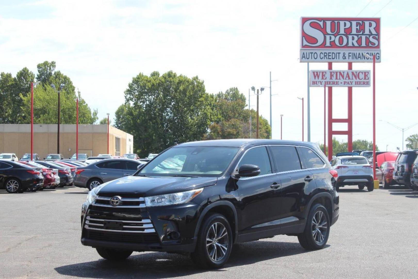 2019 Black Toyota Highlander LE FWD I4 (5TDZARFH8KS) with an 2.7L L4 DOHC 16V engine, 6A transmission, located at 4301 NW 39th , Oklahoma City, OK, 73112, (405) 949-5600, 35.512135, -97.598671 - NO DRIVERS LICENCE NO-FULL COVERAGE INSURANCE-NO CREDIT CHECK. COME ON OVER TO SUPERSPORTS AND TAKE A LOOK AND TEST DRIVE. PLEASE GIVE US A CALL AT (405) 949-5600. NO LICENSIA DE MANEJAR- NO SEGURO DE COBERTURA TOTAL- NO VERIFICACCION DE CREDITO. POR FAVOR VENGAN A SUPERSPORTS, ECHE UN - Photo#6