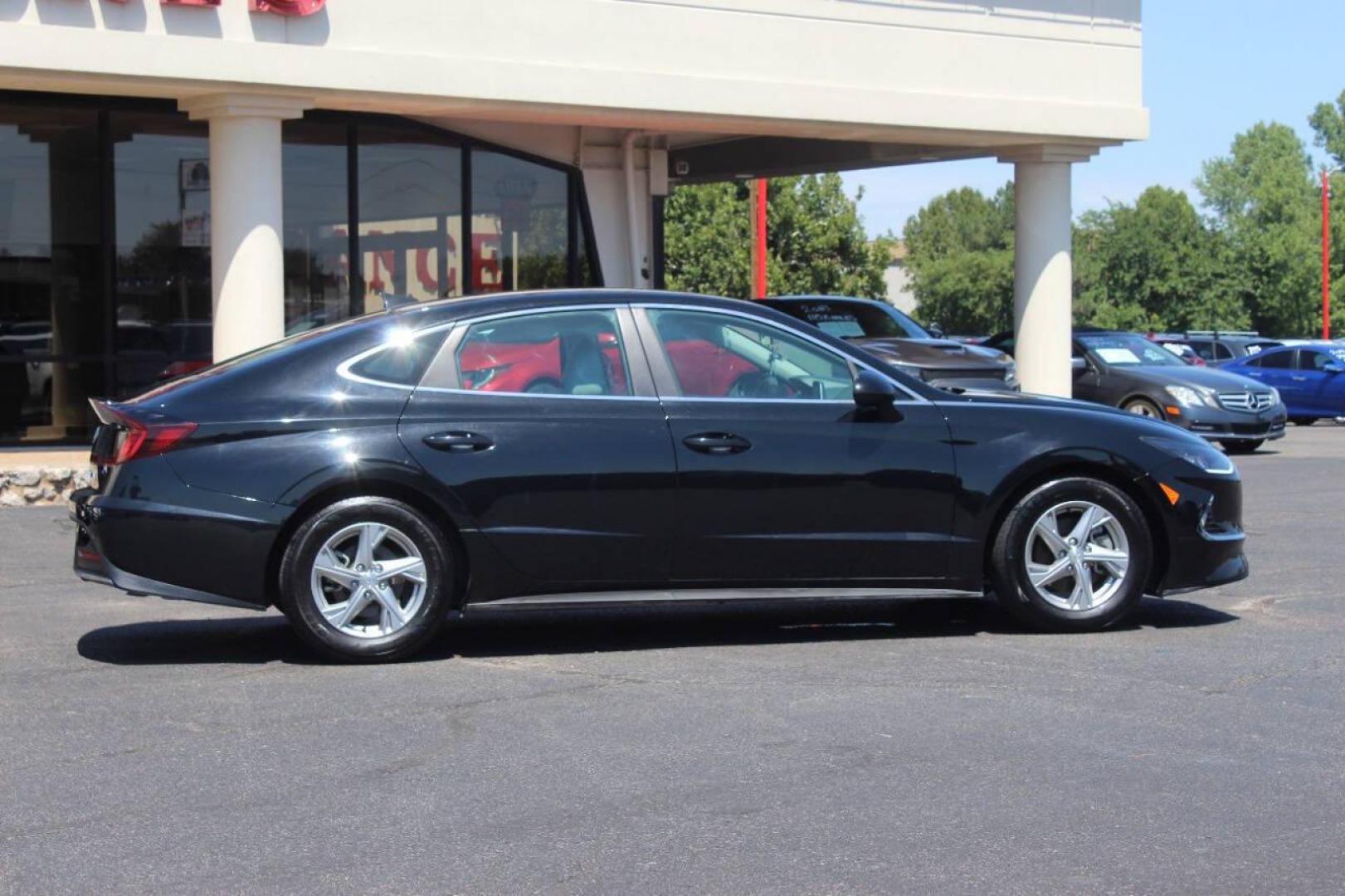 2021 Black Hyundai Sonata SE (5NPEG4JA9MH) with an 2.5L L4 DOHC 16V engine, 8A transmission, located at 4301 NW 39th , Oklahoma City, OK, 73112, (405) 949-5600, 35.512135, -97.598671 - NO DRIVERS LICENCE NO-FULL COVERAGE INSURANCE-NO CREDIT CHECK. COME ON OVER TO SUPERSPORTS AND TAKE A LOOK AND TEST DRIVE. PLEASE GIVE US A CALL AT (405) 949-5600. NO LICENSIA DE MANEJAR- NO SEGURO DE COBERTURA TOTAL- NO VERIFICACCION DE CREDITO. POR FAVOR VENGAN A SUPERSPORTS, ECHE UN - Photo#2