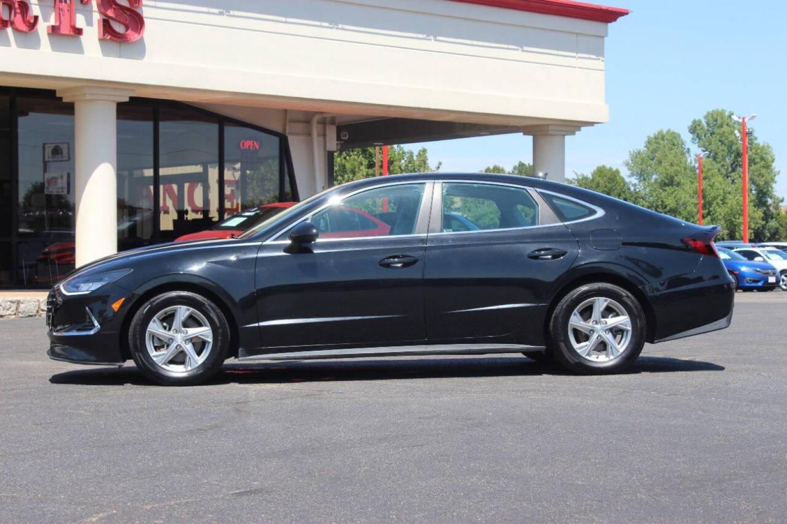 2021 Black Hyundai Sonata SE (5NPEG4JA9MH) with an 2.5L L4 DOHC 16V engine, 8A transmission, located at 4301 NW 39th , Oklahoma City, OK, 73112, (405) 949-5600, 35.512135, -97.598671 - NO DRIVERS LICENCE NO-FULL COVERAGE INSURANCE-NO CREDIT CHECK. COME ON OVER TO SUPERSPORTS AND TAKE A LOOK AND TEST DRIVE. PLEASE GIVE US A CALL AT (405) 949-5600. NO LICENSIA DE MANEJAR- NO SEGURO DE COBERTURA TOTAL- NO VERIFICACCION DE CREDITO. POR FAVOR VENGAN A SUPERSPORTS, ECHE UN - Photo#5