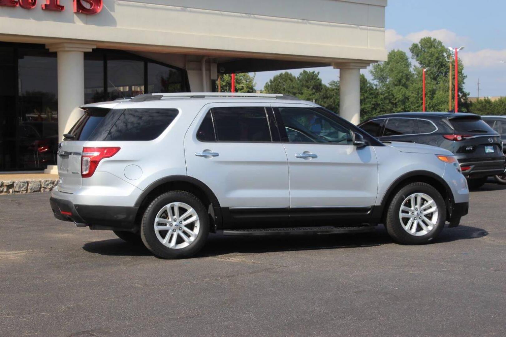 2015 Silver Ford Explorer XLT FWD (1FM5K7D86FG) with an 3.5L V6 DOHC 24V engine, 6-Speed Automatic transmission, located at 4301 NW 39th , Oklahoma City, OK, 73112, (405) 949-5600, 35.512135, -97.598671 - NO DRIVERS LICENCE NO-FULL COVERAGE INSURANCE-NO CREDIT CHECK. COME ON OVER TO SUPERSPORTS AND TAKE A LOOK AND TEST DRIVE. PLEASE GIVE US A CALL AT (405) 949-5600. NO LICENSIA DE MANEJAR- NO SEGURO DE COBERTURA TOTAL- NO VERIFICACCION DE CREDITO. POR FAVOR VENGAN A SUPERSPORTS, ECHE UN - Photo#2