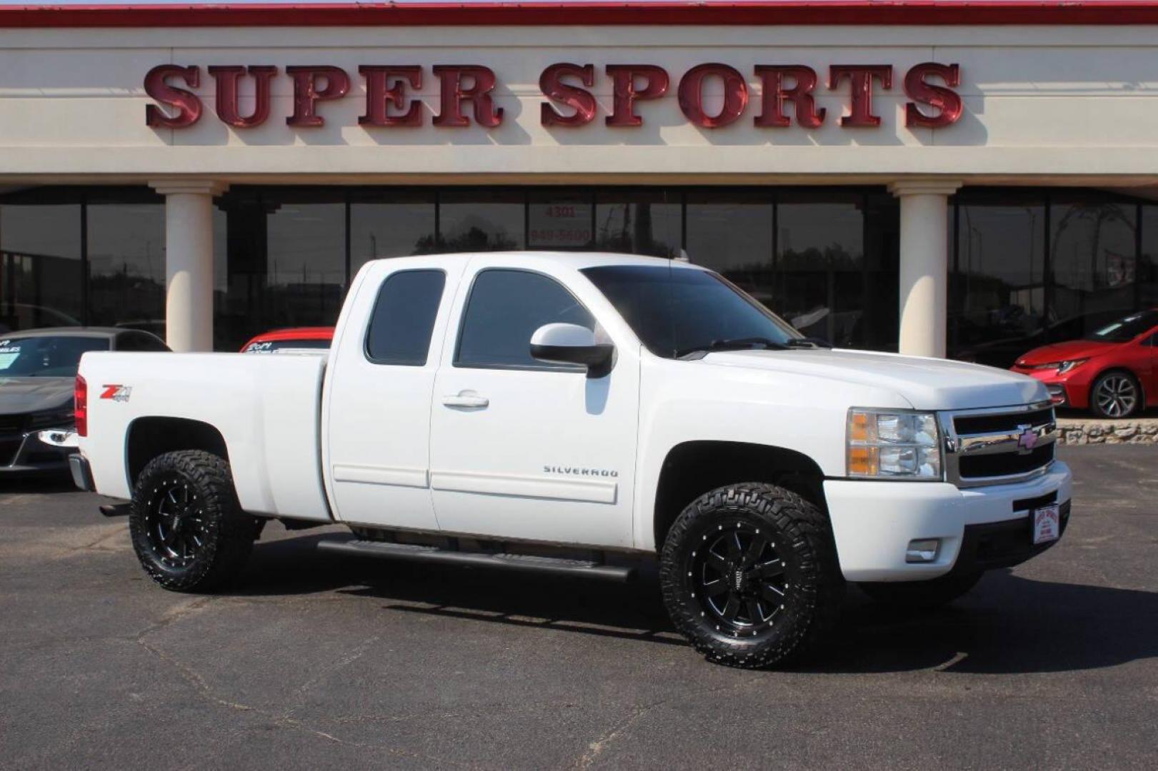 2011 White Chevrolet Silverado 1500 LTZ Ext. Cab 4WD (1GCRKTE35BZ) with an 5.3L V8 OHV 16V FFV engine, 4-Speed Automatic transmission, located at 4301 NW 39th , Oklahoma City, OK, 73112, (405) 949-5600, 35.512135, -97.598671 - NO DRIVERS LICENCE NO-FULL COVERAGE INSURANCE-NO CREDIT CHECK. COME ON OVER TO SUPERSPORTS AND TAKE A LOOK AND TEST DRIVE. PLEASE GIVE US A CALL AT (405) 949-5600. NO LICENSIA DE MANEJAR- NO SEGURO DE COBERTURA TOTAL- NO VERIFICACCION DE CREDITO. POR FAVOR VENGAN A SUPERSPORTS, ECHE UN - Photo#0