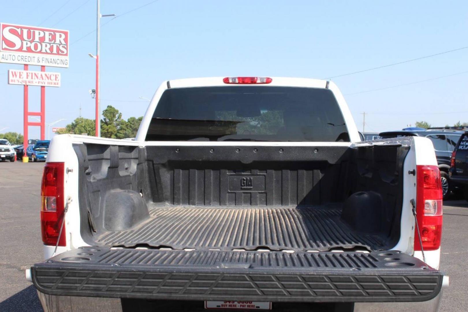 2011 White Chevrolet Silverado 1500 LTZ Ext. Cab 4WD (1GCRKTE35BZ) with an 5.3L V8 OHV 16V FFV engine, 4-Speed Automatic transmission, located at 4301 NW 39th , Oklahoma City, OK, 73112, (405) 949-5600, 35.512135, -97.598671 - NO DRIVERS LICENCE NO-FULL COVERAGE INSURANCE-NO CREDIT CHECK. COME ON OVER TO SUPERSPORTS AND TAKE A LOOK AND TEST DRIVE. PLEASE GIVE US A CALL AT (405) 949-5600. NO LICENSIA DE MANEJAR- NO SEGURO DE COBERTURA TOTAL- NO VERIFICACCION DE CREDITO. POR FAVOR VENGAN A SUPERSPORTS, ECHE UN - Photo#11