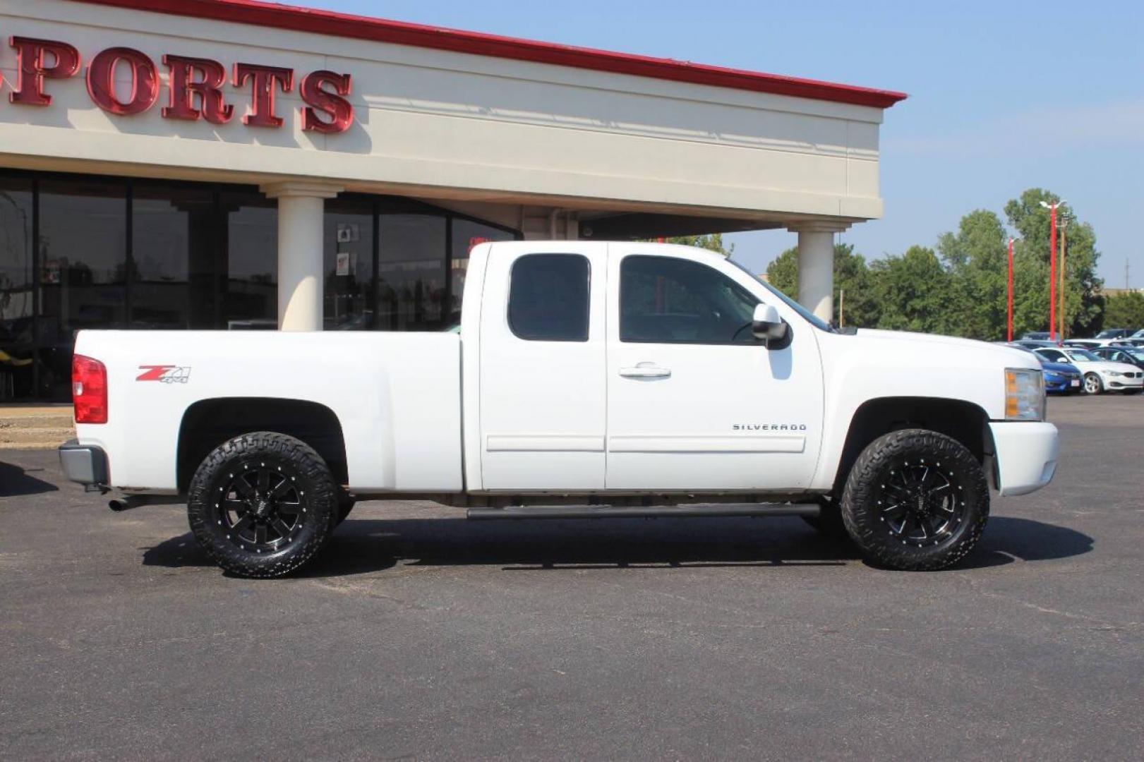 2011 White Chevrolet Silverado 1500 LTZ Ext. Cab 4WD (1GCRKTE35BZ) with an 5.3L V8 OHV 16V FFV engine, 4-Speed Automatic transmission, located at 4301 NW 39th , Oklahoma City, OK, 73112, (405) 949-5600, 35.512135, -97.598671 - NO DRIVERS LICENCE NO-FULL COVERAGE INSURANCE-NO CREDIT CHECK. COME ON OVER TO SUPERSPORTS AND TAKE A LOOK AND TEST DRIVE. PLEASE GIVE US A CALL AT (405) 949-5600. NO LICENSIA DE MANEJAR- NO SEGURO DE COBERTURA TOTAL- NO VERIFICACCION DE CREDITO. POR FAVOR VENGAN A SUPERSPORTS, ECHE UN - Photo#1