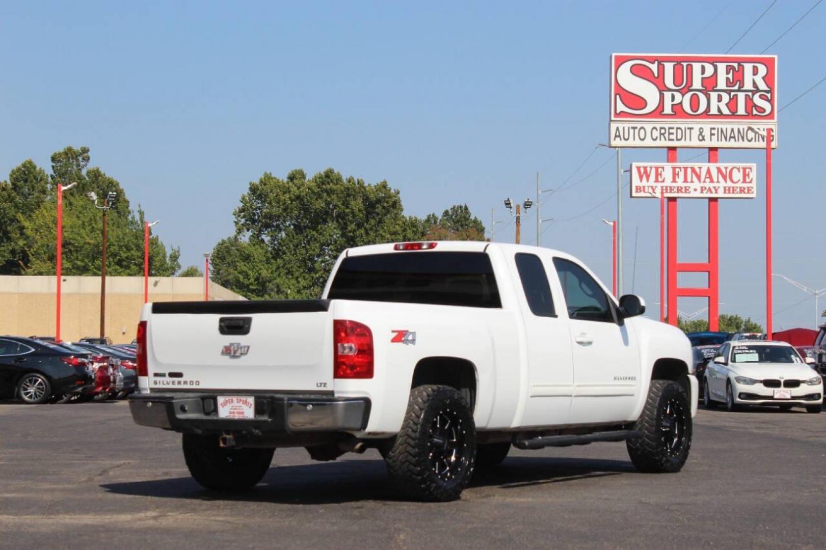 2011 White Chevrolet Silverado 1500 LTZ Ext. Cab 4WD (1GCRKTE35BZ) with an 5.3L V8 OHV 16V FFV engine, 4-Speed Automatic transmission, located at 4301 NW 39th , Oklahoma City, OK, 73112, (405) 949-5600, 35.512135, -97.598671 - NO DRIVERS LICENCE NO-FULL COVERAGE INSURANCE-NO CREDIT CHECK. COME ON OVER TO SUPERSPORTS AND TAKE A LOOK AND TEST DRIVE. PLEASE GIVE US A CALL AT (405) 949-5600. NO LICENSIA DE MANEJAR- NO SEGURO DE COBERTURA TOTAL- NO VERIFICACCION DE CREDITO. POR FAVOR VENGAN A SUPERSPORTS, ECHE UN - Photo#2