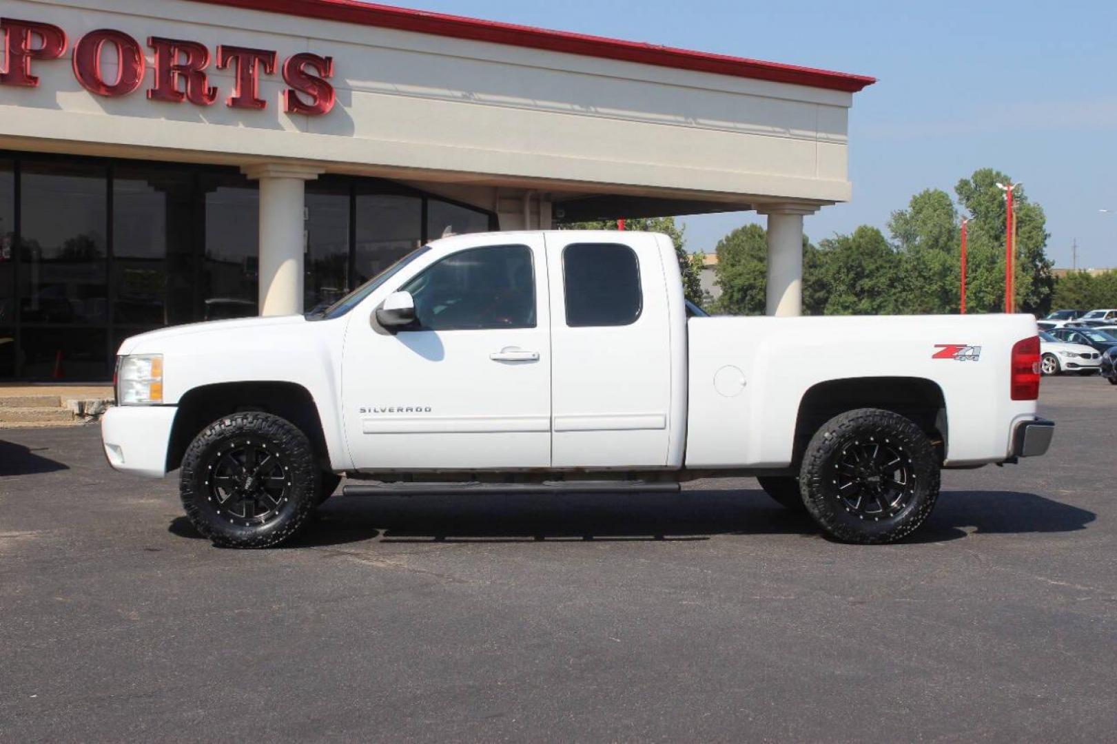 2011 White Chevrolet Silverado 1500 LTZ Ext. Cab 4WD (1GCRKTE35BZ) with an 5.3L V8 OHV 16V FFV engine, 4-Speed Automatic transmission, located at 4301 NW 39th , Oklahoma City, OK, 73112, (405) 949-5600, 35.512135, -97.598671 - NO DRIVERS LICENCE NO-FULL COVERAGE INSURANCE-NO CREDIT CHECK. COME ON OVER TO SUPERSPORTS AND TAKE A LOOK AND TEST DRIVE. PLEASE GIVE US A CALL AT (405) 949-5600. NO LICENSIA DE MANEJAR- NO SEGURO DE COBERTURA TOTAL- NO VERIFICACCION DE CREDITO. POR FAVOR VENGAN A SUPERSPORTS, ECHE UN - Photo#3