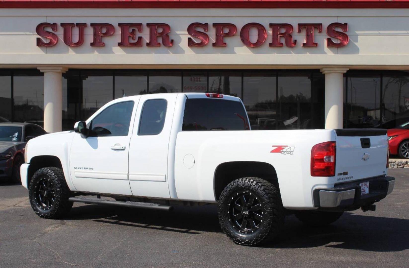 2011 White Chevrolet Silverado 1500 LTZ Ext. Cab 4WD (1GCRKTE35BZ) with an 5.3L V8 OHV 16V FFV engine, 4-Speed Automatic transmission, located at 4301 NW 39th , Oklahoma City, OK, 73112, (405) 949-5600, 35.512135, -97.598671 - NO DRIVERS LICENCE NO-FULL COVERAGE INSURANCE-NO CREDIT CHECK. COME ON OVER TO SUPERSPORTS AND TAKE A LOOK AND TEST DRIVE. PLEASE GIVE US A CALL AT (405) 949-5600. NO LICENSIA DE MANEJAR- NO SEGURO DE COBERTURA TOTAL- NO VERIFICACCION DE CREDITO. POR FAVOR VENGAN A SUPERSPORTS, ECHE UN - Photo#4