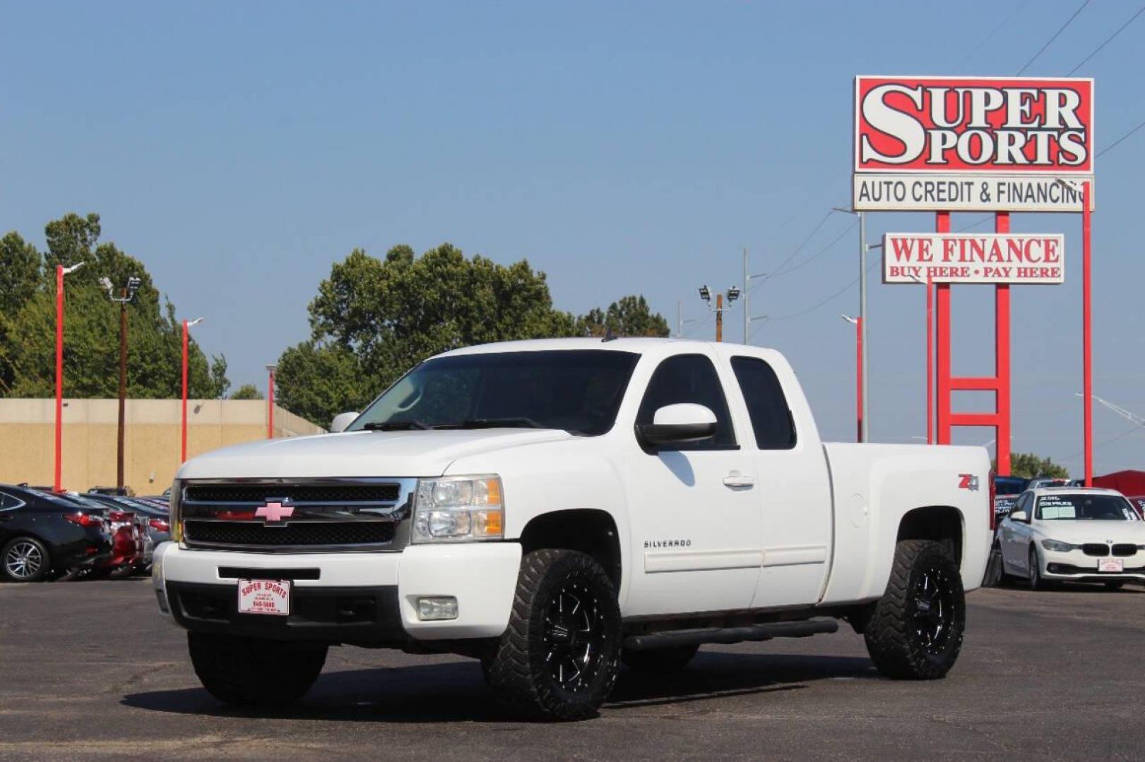 2011 White Chevrolet Silverado 1500 LTZ Ext. Cab 4WD (1GCRKTE35BZ) with an 5.3L V8 OHV 16V FFV engine, 4-Speed Automatic transmission, located at 4301 NW 39th , Oklahoma City, OK, 73112, (405) 949-5600, 35.512135, -97.598671 - NO DRIVERS LICENCE NO-FULL COVERAGE INSURANCE-NO CREDIT CHECK. COME ON OVER TO SUPERSPORTS AND TAKE A LOOK AND TEST DRIVE. PLEASE GIVE US A CALL AT (405) 949-5600. NO LICENSIA DE MANEJAR- NO SEGURO DE COBERTURA TOTAL- NO VERIFICACCION DE CREDITO. POR FAVOR VENGAN A SUPERSPORTS, ECHE UN - Photo#5