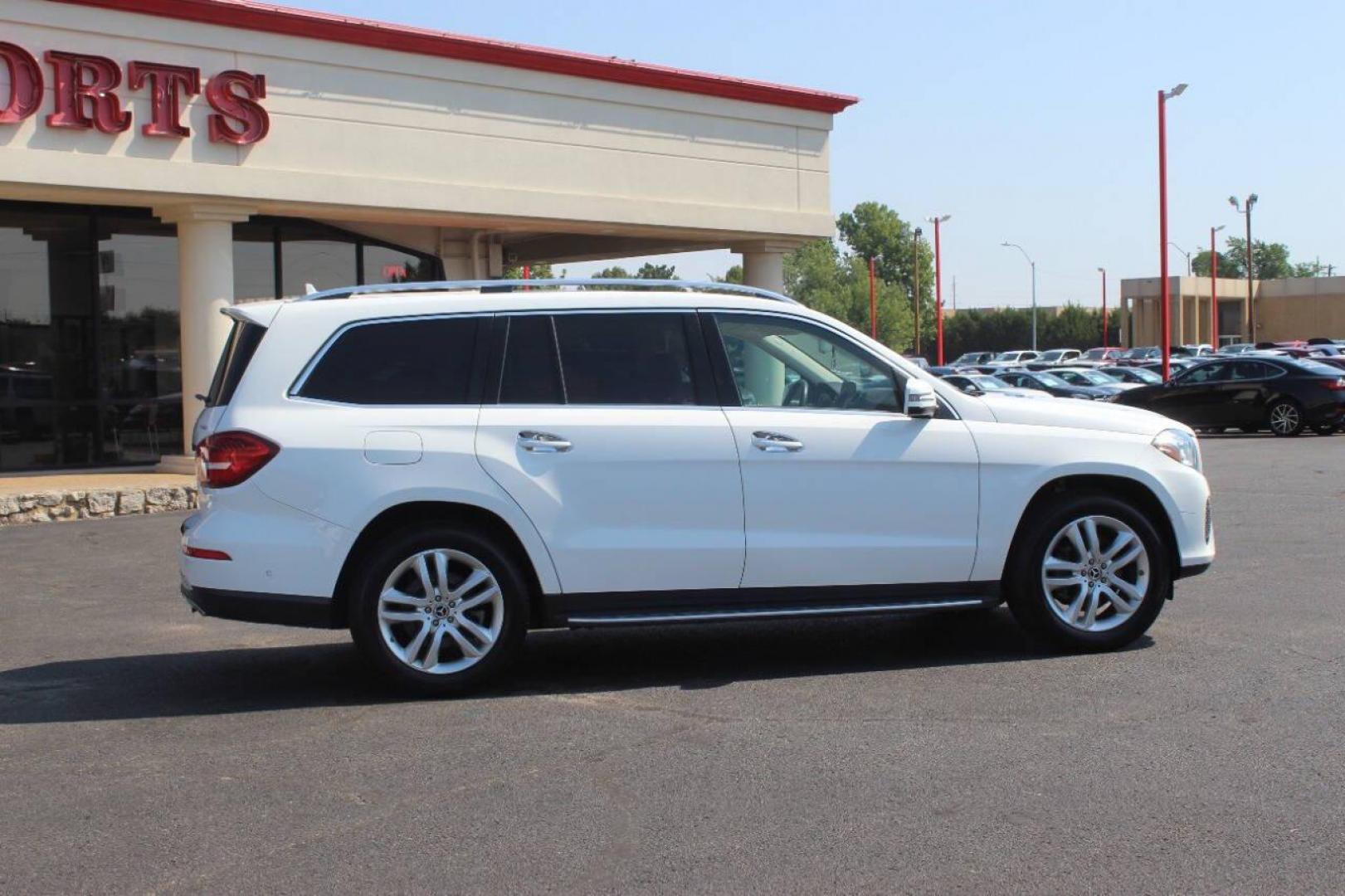 2017 White Mercedes-Benz GL-Class GL450 4MATIC (4JGDF6EE9HA) with an 3.0L V6 DOHC 24V TURBO DIESEL engine, 7A transmission, located at 4301 NW 39th , Oklahoma City, OK, 73112, (405) 949-5600, 35.512135, -97.598671 - NO DRIVERS LICENCE NO-FULL COVERAGE INSURANCE-NO CREDIT CHECK. COME ON OVER TO SUPERSPORTS AND TAKE A LOOK AND TEST DRIVE. PLEASE GIVE US A CALL AT (405) 949-5600. NO LICENSIA DE MANEJAR- NO SEGURO DE COBERTURA TOTAL- NO VERIFICACCION DE CREDITO. POR FAVOR VENGAN A SUPERSPORTS, ECHE UN - Photo#2