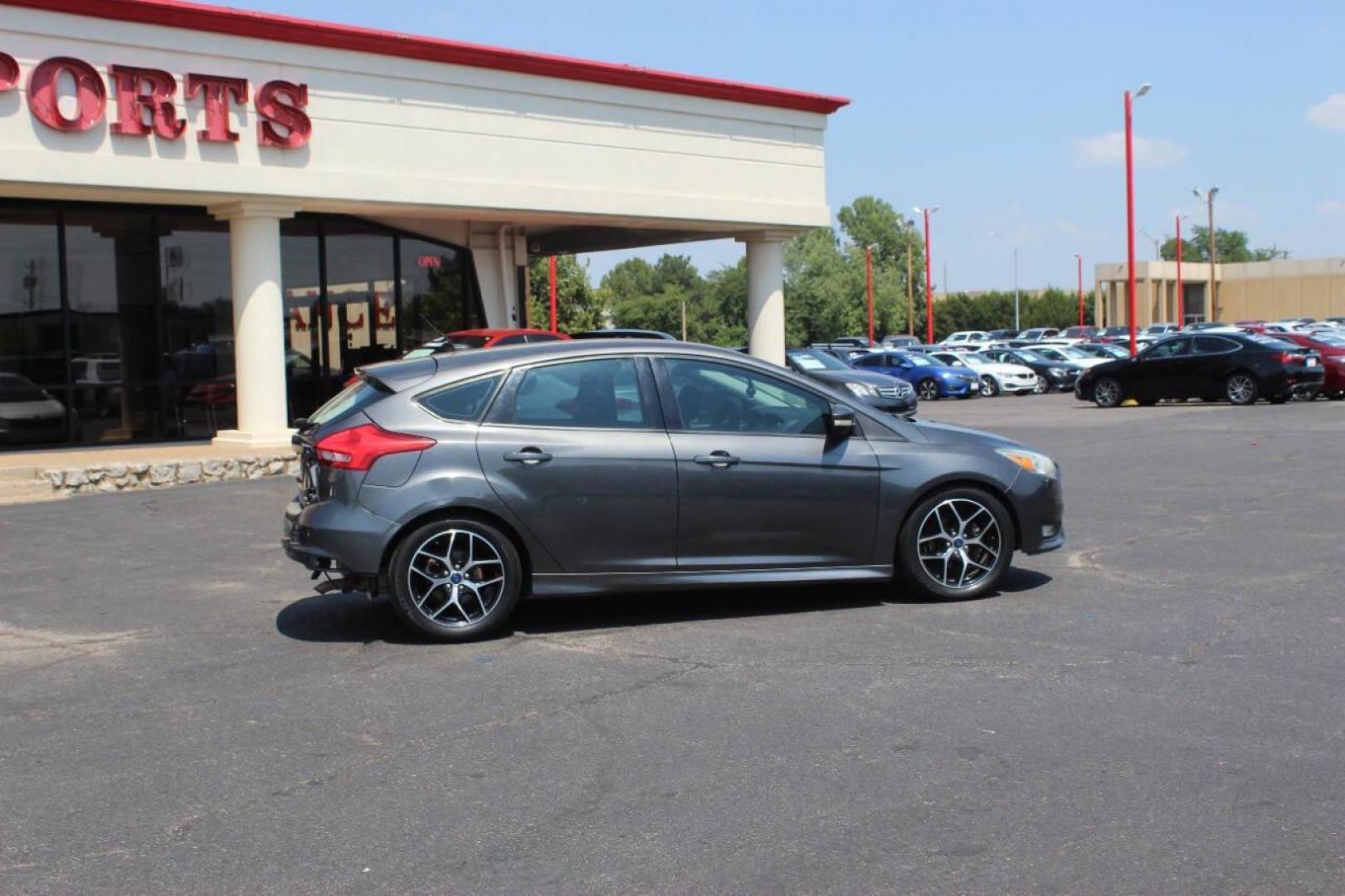 2015 Gray Ford Focus SE Hatch (1FADP3K26FL) with an 2.0L L4 DOHC 16V engine, 5-Speed Manual transmission, located at 4301 NW 39th , Oklahoma City, OK, 73112, (405) 949-5600, 35.512135, -97.598671 - NO DRIVERS LICENCE NO-FULL COVERAGE INSURANCE-NO CREDIT CHECK. COME ON OVER TO SUPERSPORTS AND TAKE A LOOK AND TEST DRIVE. PLEASE GIVE US A CALL AT (405) 949-5600. NO LICENSIA DE MANEJAR- NO SEGURO DE COBERTURA TOTAL- NO VERIFICACCION DE CREDITO. POR FAVOR VENGAN A SUPERSPORTS, ECHE UN - Photo#2