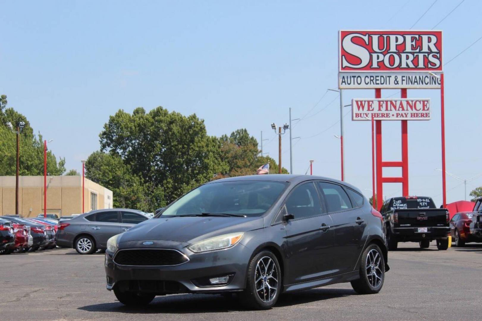 2015 Gray Ford Focus SE Hatch (1FADP3K26FL) with an 2.0L L4 DOHC 16V engine, 5-Speed Manual transmission, located at 4301 NW 39th , Oklahoma City, OK, 73112, (405) 949-5600, 35.512135, -97.598671 - NO DRIVERS LICENCE NO-FULL COVERAGE INSURANCE-NO CREDIT CHECK. COME ON OVER TO SUPERSPORTS AND TAKE A LOOK AND TEST DRIVE. PLEASE GIVE US A CALL AT (405) 949-5600. NO LICENSIA DE MANEJAR- NO SEGURO DE COBERTURA TOTAL- NO VERIFICACCION DE CREDITO. POR FAVOR VENGAN A SUPERSPORTS, ECHE UN - Photo#3