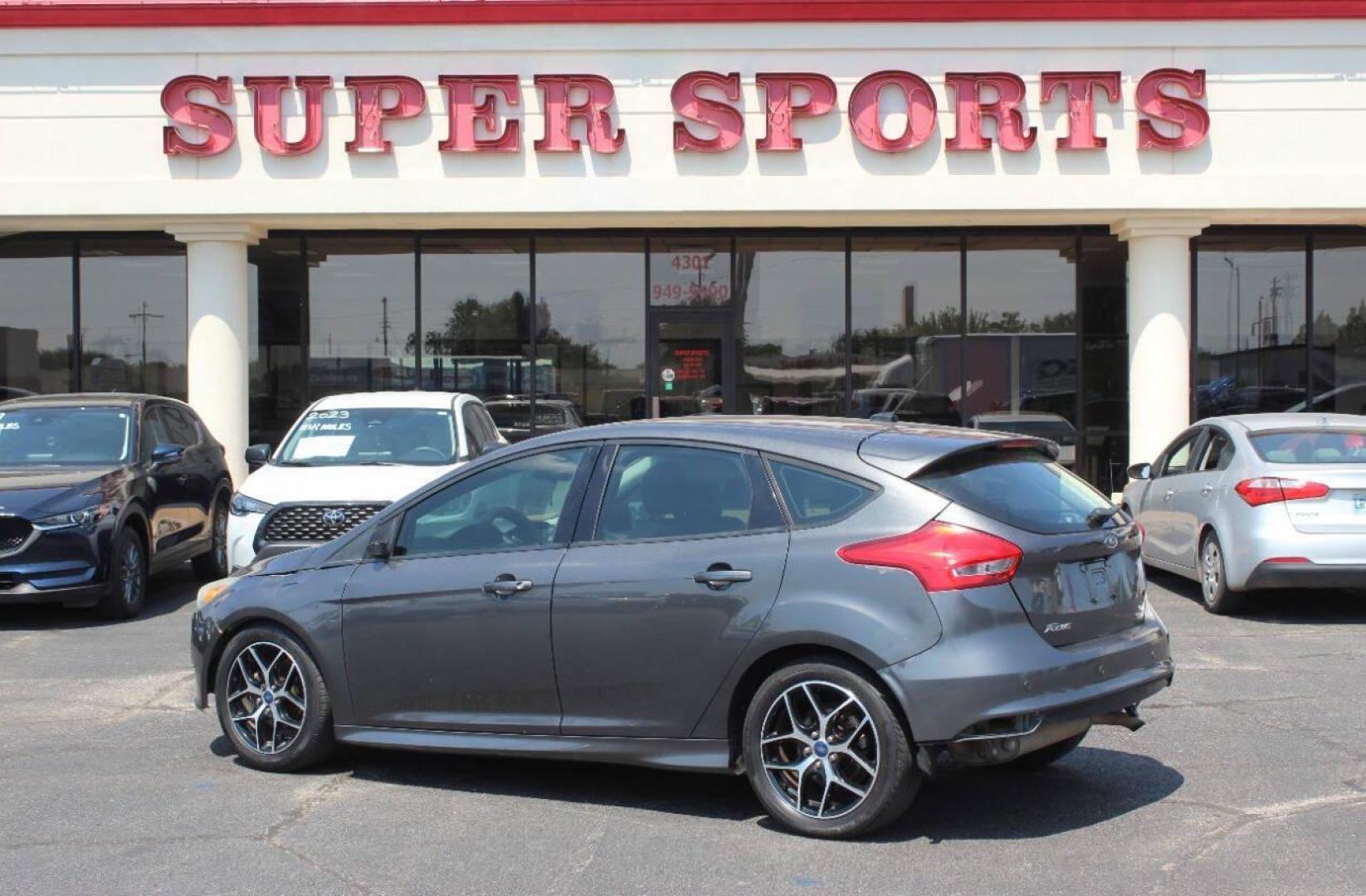 2015 Gray Ford Focus SE Hatch (1FADP3K26FL) with an 2.0L L4 DOHC 16V engine, 5-Speed Manual transmission, located at 4301 NW 39th , Oklahoma City, OK, 73112, (405) 949-5600, 35.512135, -97.598671 - NO DRIVERS LICENCE NO-FULL COVERAGE INSURANCE-NO CREDIT CHECK. COME ON OVER TO SUPERSPORTS AND TAKE A LOOK AND TEST DRIVE. PLEASE GIVE US A CALL AT (405) 949-5600. NO LICENSIA DE MANEJAR- NO SEGURO DE COBERTURA TOTAL- NO VERIFICACCION DE CREDITO. POR FAVOR VENGAN A SUPERSPORTS, ECHE UN - Photo#4