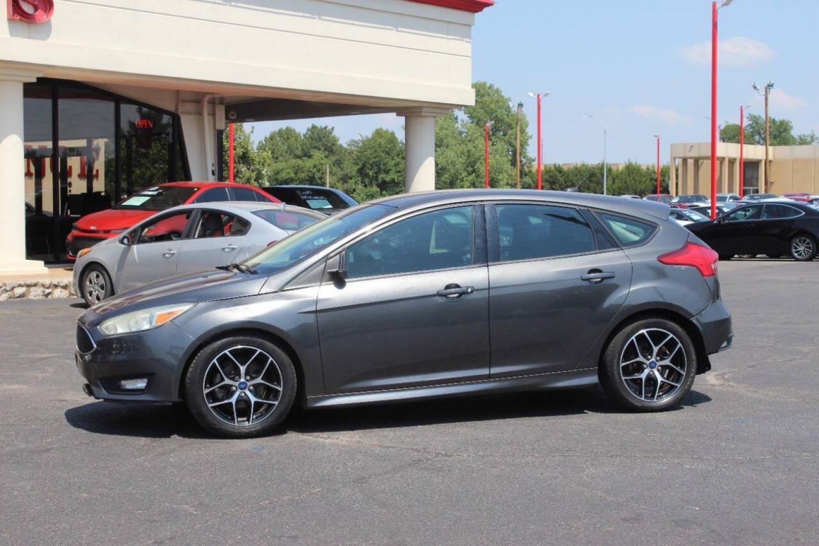 2015 Gray Ford Focus SE Hatch (1FADP3K26FL) with an 2.0L L4 DOHC 16V engine, 5-Speed Manual transmission, located at 4301 NW 39th , Oklahoma City, OK, 73112, (405) 949-5600, 35.512135, -97.598671 - NO DRIVERS LICENCE NO-FULL COVERAGE INSURANCE-NO CREDIT CHECK. COME ON OVER TO SUPERSPORTS AND TAKE A LOOK AND TEST DRIVE. PLEASE GIVE US A CALL AT (405) 949-5600. NO LICENSIA DE MANEJAR- NO SEGURO DE COBERTURA TOTAL- NO VERIFICACCION DE CREDITO. POR FAVOR VENGAN A SUPERSPORTS, ECHE UN - Photo#5