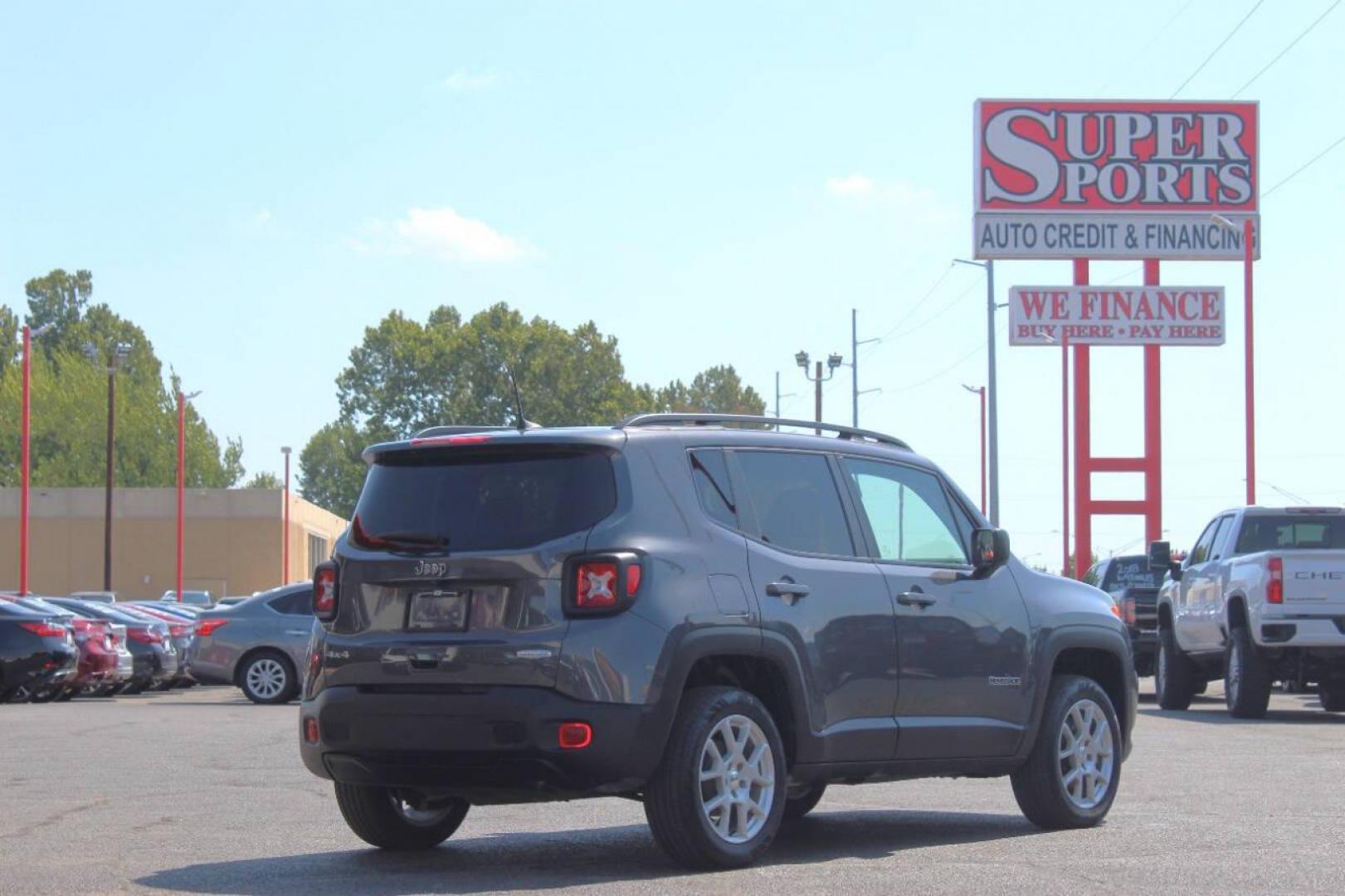 2022 Gray Jeep Renegade Latitude (ZACNJDB13NP) with an 2.4L L4 DOHC 16V engine, 9A transmission, located at 4301 NW 39th , Oklahoma City, OK, 73112, (405) 949-5600, 35.512135, -97.598671 - NO DRIVERS LICENCE NO-FULL COVERAGE INSURANCE-NO CREDIT CHECK. COME ON OVER TO SUPERSPORTS AND TAKE A LOOK AND TEST DRIVE. PLEASE GIVE US A CALL AT (405) 949-5600. NO LICENSIA DE MANEJAR- NO SEGURO DE COBERTURA TOTAL- NO VERIFICACCION DE CREDITO. POR FAVOR VENGAN A SUPERSPORTS, ECHE UN - Photo#3