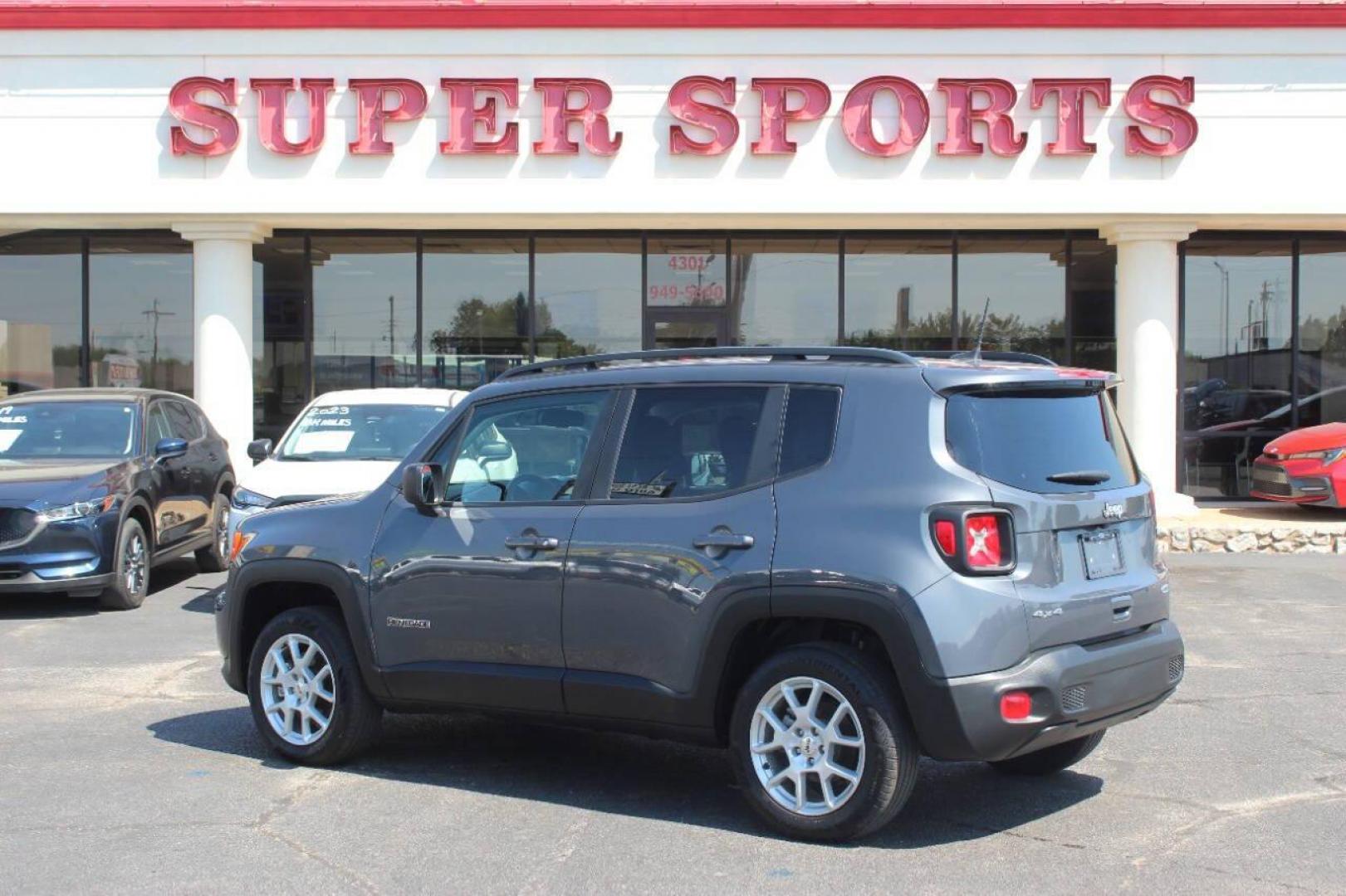 2022 Gray Jeep Renegade Latitude (ZACNJDB13NP) with an 2.4L L4 DOHC 16V engine, 9A transmission, located at 4301 NW 39th , Oklahoma City, OK, 73112, (405) 949-5600, 35.512135, -97.598671 - NO DRIVERS LICENCE NO-FULL COVERAGE INSURANCE-NO CREDIT CHECK. COME ON OVER TO SUPERSPORTS AND TAKE A LOOK AND TEST DRIVE. PLEASE GIVE US A CALL AT (405) 949-5600. NO LICENSIA DE MANEJAR- NO SEGURO DE COBERTURA TOTAL- NO VERIFICACCION DE CREDITO. POR FAVOR VENGAN A SUPERSPORTS, ECHE UN - Photo#4