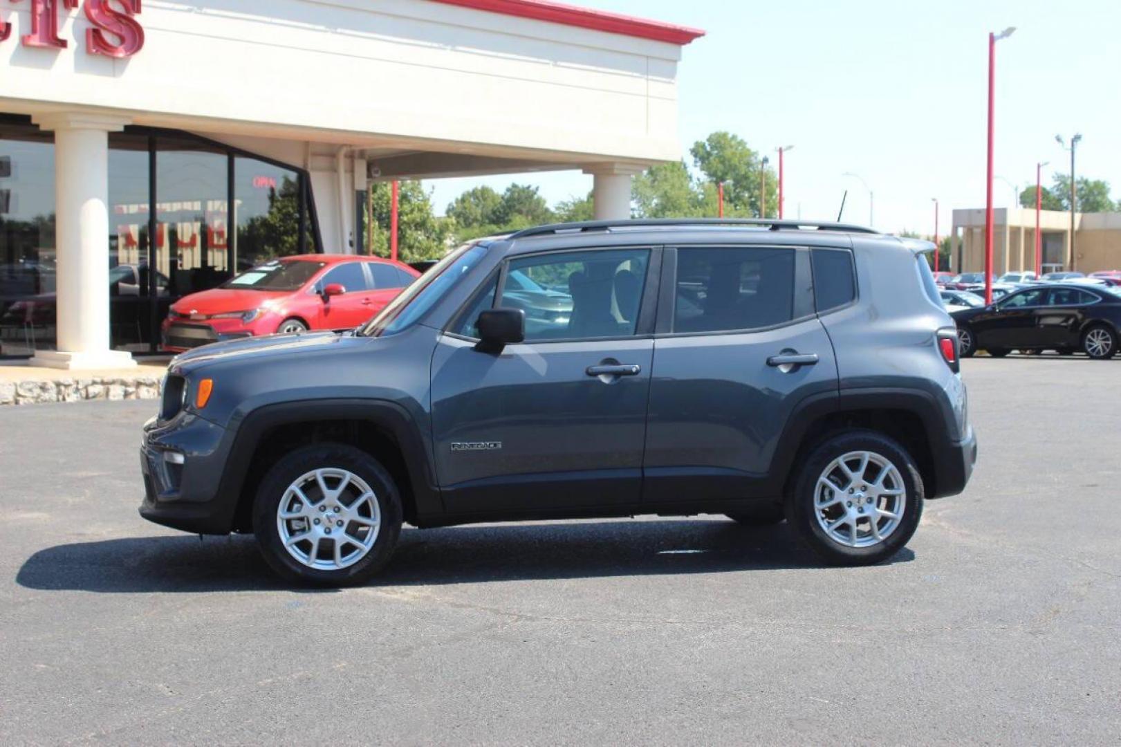 2022 Gray Jeep Renegade Latitude (ZACNJDB13NP) with an 2.4L L4 DOHC 16V engine, 9A transmission, located at 4301 NW 39th , Oklahoma City, OK, 73112, (405) 949-5600, 35.512135, -97.598671 - NO DRIVERS LICENCE NO-FULL COVERAGE INSURANCE-NO CREDIT CHECK. COME ON OVER TO SUPERSPORTS AND TAKE A LOOK AND TEST DRIVE. PLEASE GIVE US A CALL AT (405) 949-5600. NO LICENSIA DE MANEJAR- NO SEGURO DE COBERTURA TOTAL- NO VERIFICACCION DE CREDITO. POR FAVOR VENGAN A SUPERSPORTS, ECHE UN - Photo#5