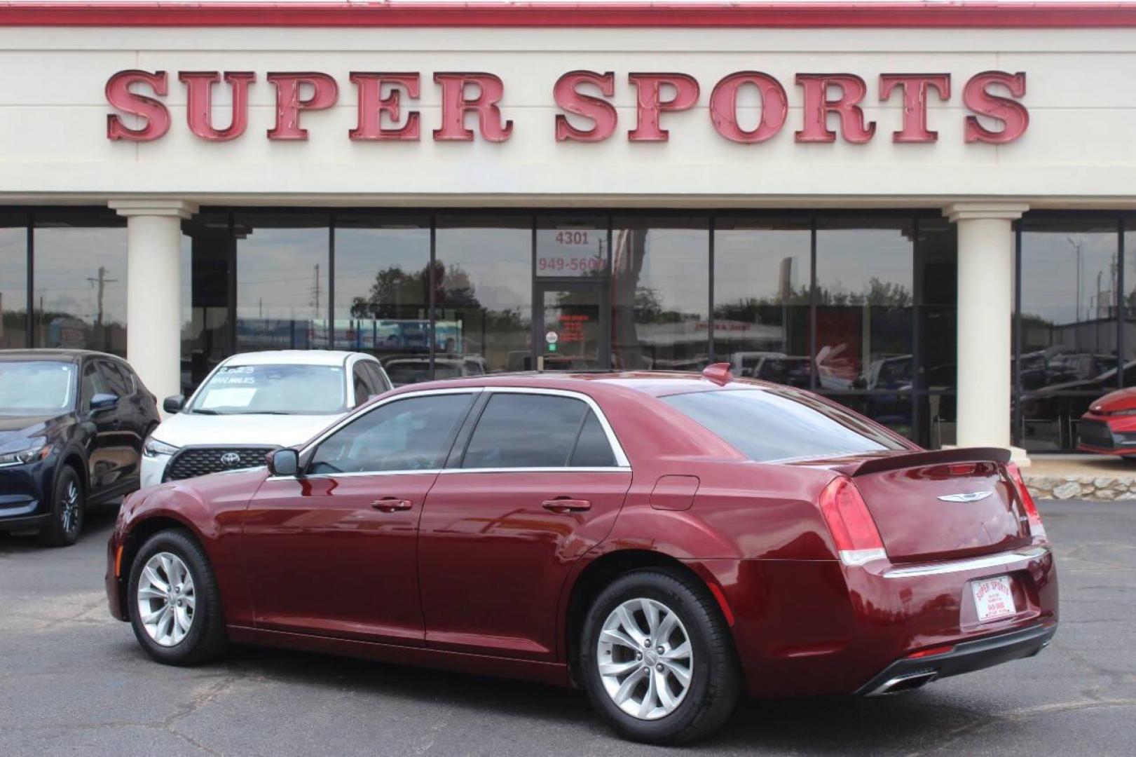 2016 Burgundy Chrysler 300 Limited RWD (2C3CCAAG4GH) with an 3.6L V6 SOHC 24V engine, 8A transmission, located at 4301 NW 39th , Oklahoma City, OK, 73112, (405) 949-5600, 35.512135, -97.598671 - NO DRIVERS LICENCE NO-FULL COVERAGE INSURANCE-NO CREDIT CHECK. COME ON OVER TO SUPERSPORTS AND TAKE A LOOK AND TEST DRIVE. PLEASE GIVE US A CALL AT (405) 949-5600. NO LICENSIA DE MANEJAR- NO SEGURO DE COBERTURA TOTAL- NO VERIFICACCION DE CREDITO. POR FAVOR VENGAN A SUPERSPORTS, ECHE UN - Photo#4