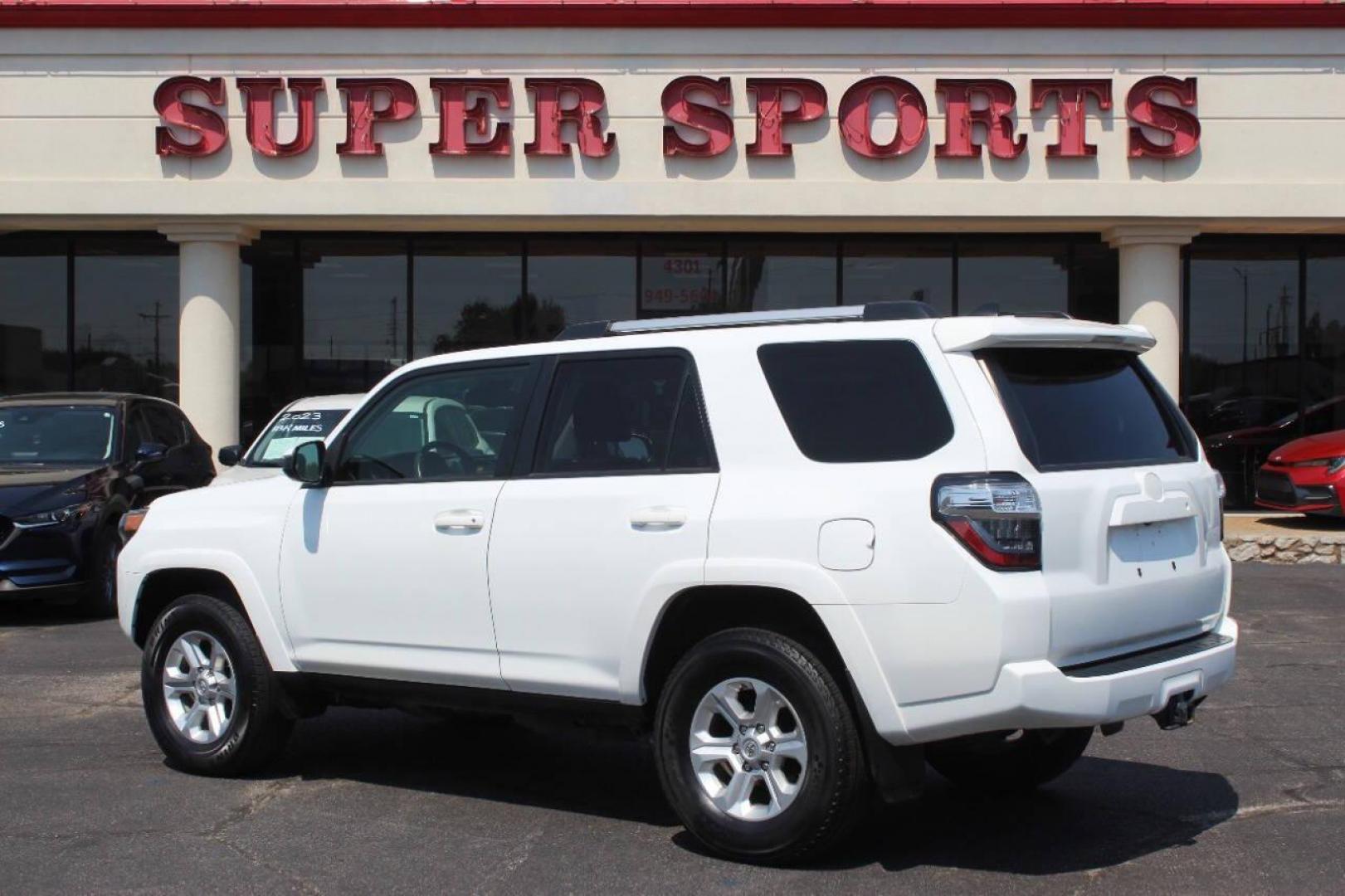 2021 White Toyota 4Runner SR5 4WD (JTEMU5JR9M5) with an 4.0L V6 DOHC 24V engine, 5A transmission, located at 4301 NW 39th , Oklahoma City, OK, 73112, (405) 949-5600, 35.512135, -97.598671 - NO DRIVERS LICENCE NO-FULL COVERAGE INSURANCE-NO CREDIT CHECK. COME ON OVER TO SUPERSPORTS AND TAKE A LOOK AND TEST DRIVE. PLEASE GIVE US A CALL AT (405) 949-5600. NO LICENSIA DE MANEJAR- NO SEGURO DE COBERTURA TOTAL- NO VERIFICACCION DE CREDITO. POR FAVOR VENGAN A SUPERSPORTS, ECHE UN - Photo#4