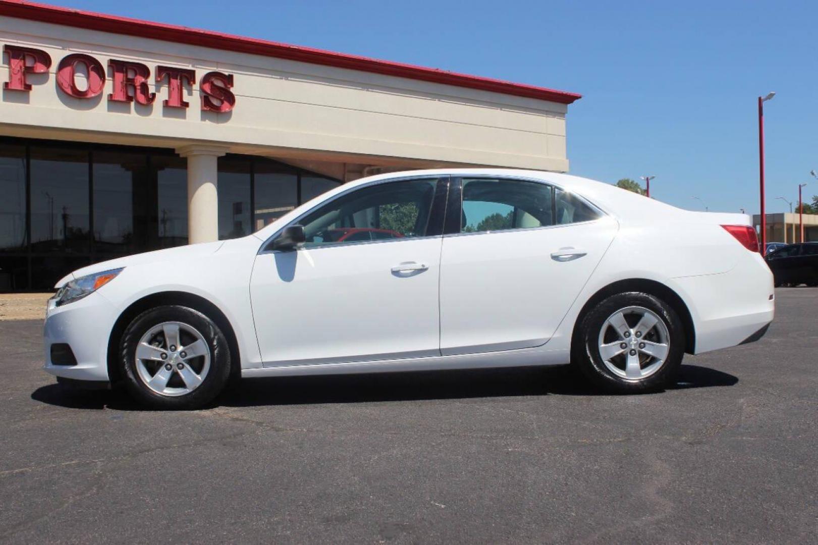 2016 White Chevrolet Malibu Limited FL (1G11A5SA3GU) with an 2.5L L4 DOHC 16V engine, 6A transmission, located at 4301 NW 39th , Oklahoma City, OK, 73112, (405) 949-5600, 35.512135, -97.598671 - NO DRIVERS LICENCE NO-FULL COVERAGE INSURANCE-NO CREDIT CHECK. COME ON OVER TO SUPERSPORTS AND TAKE A LOOK AND TEST DRIVE. PLEASE GIVE US A CALL AT (405) 949-5600. NO LICENSIA DE MANEJAR- NO SEGURO DE COBERTURA TOTAL- NO VERIFICACCION DE CREDITO. POR FAVOR VENGAN A SUPERSPORTS, ECHE UN - Photo#5