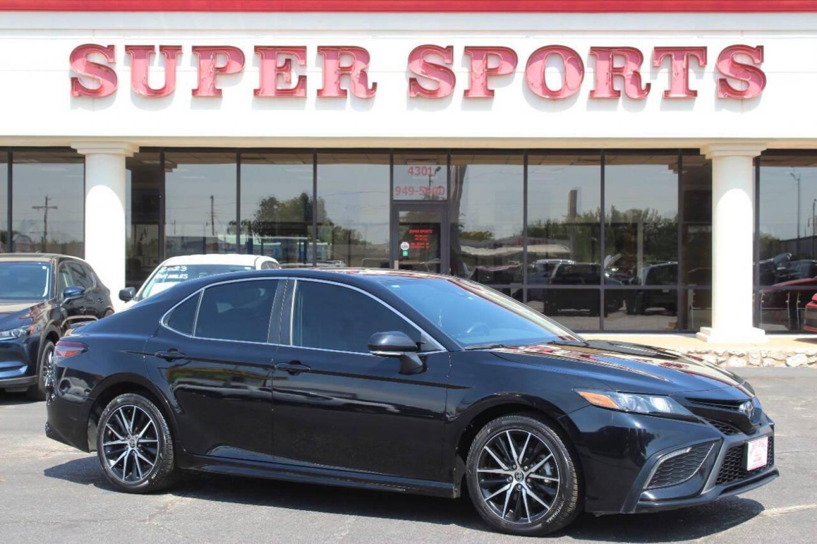 2022 Black Toyota Camry SE (4T1G11AK3NU) with an 2.5L L4 DOHC 16V engine, 8A transmission, located at 4301 NW 39th , Oklahoma City, OK, 73112, (405) 949-5600, 35.512135, -97.598671 - NO DRIVERS LICENCE NO-FULL COVERAGE INSURANCE-NO CREDIT CHECK. COME ON OVER TO SUPERSPORTS AND TAKE A LOOK AND TEST DRIVE. PLEASE GIVE US A CALL AT (405) 949-5600. NO LICENSIA DE MANEJAR- NO SEGURO DE COBERTURA TOTAL- NO VERIFICACCION DE CREDITO. POR FAVOR VENGAN A SUPERSPORTS, ECHE UN - Photo#0