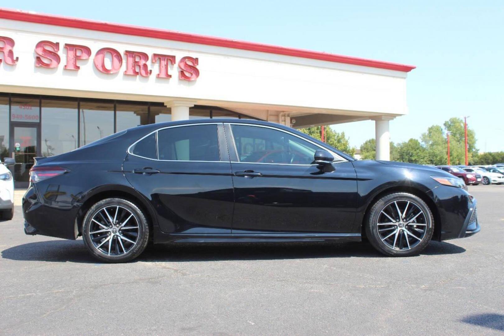 2022 Black Toyota Camry SE (4T1G11AK3NU) with an 2.5L L4 DOHC 16V engine, 8A transmission, located at 4301 NW 39th , Oklahoma City, OK, 73112, (405) 949-5600, 35.512135, -97.598671 - NO DRIVERS LICENCE NO-FULL COVERAGE INSURANCE-NO CREDIT CHECK. COME ON OVER TO SUPERSPORTS AND TAKE A LOOK AND TEST DRIVE. PLEASE GIVE US A CALL AT (405) 949-5600. NO LICENSIA DE MANEJAR- NO SEGURO DE COBERTURA TOTAL- NO VERIFICACCION DE CREDITO. POR FAVOR VENGAN A SUPERSPORTS, ECHE UN - Photo#2