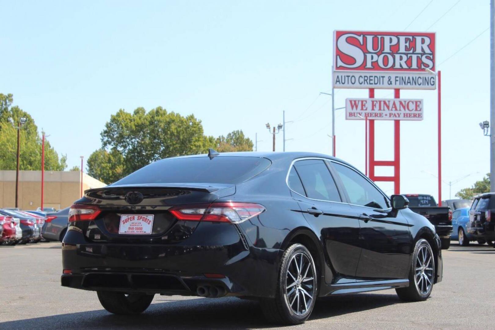 2022 Black Toyota Camry SE (4T1G11AK3NU) with an 2.5L L4 DOHC 16V engine, 8A transmission, located at 4301 NW 39th , Oklahoma City, OK, 73112, (405) 949-5600, 35.512135, -97.598671 - NO DRIVERS LICENCE NO-FULL COVERAGE INSURANCE-NO CREDIT CHECK. COME ON OVER TO SUPERSPORTS AND TAKE A LOOK AND TEST DRIVE. PLEASE GIVE US A CALL AT (405) 949-5600. NO LICENSIA DE MANEJAR- NO SEGURO DE COBERTURA TOTAL- NO VERIFICACCION DE CREDITO. POR FAVOR VENGAN A SUPERSPORTS, ECHE UN - Photo#3