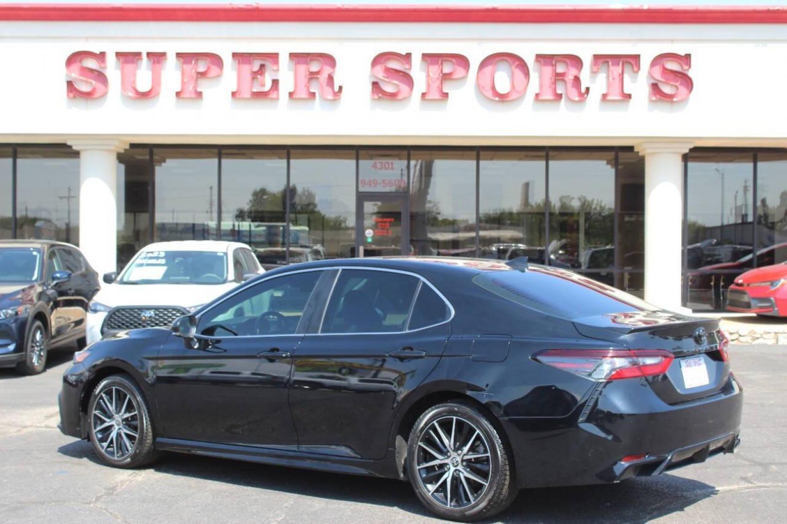 2022 Black Toyota Camry SE (4T1G11AK3NU) with an 2.5L L4 DOHC 16V engine, 8A transmission, located at 4301 NW 39th , Oklahoma City, OK, 73112, (405) 949-5600, 35.512135, -97.598671 - NO DRIVERS LICENCE NO-FULL COVERAGE INSURANCE-NO CREDIT CHECK. COME ON OVER TO SUPERSPORTS AND TAKE A LOOK AND TEST DRIVE. PLEASE GIVE US A CALL AT (405) 949-5600. NO LICENSIA DE MANEJAR- NO SEGURO DE COBERTURA TOTAL- NO VERIFICACCION DE CREDITO. POR FAVOR VENGAN A SUPERSPORTS, ECHE UN - Photo#4