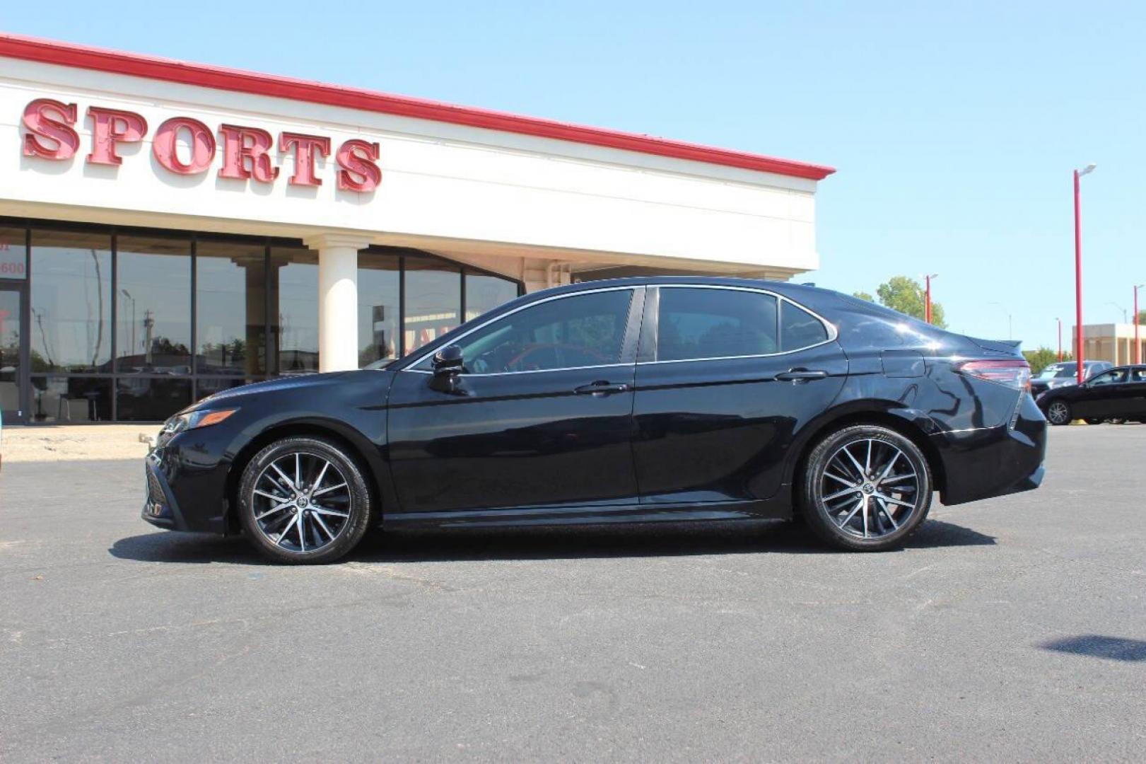 2022 Black Toyota Camry SE (4T1G11AK3NU) with an 2.5L L4 DOHC 16V engine, 8A transmission, located at 4301 NW 39th , Oklahoma City, OK, 73112, (405) 949-5600, 35.512135, -97.598671 - NO DRIVERS LICENCE NO-FULL COVERAGE INSURANCE-NO CREDIT CHECK. COME ON OVER TO SUPERSPORTS AND TAKE A LOOK AND TEST DRIVE. PLEASE GIVE US A CALL AT (405) 949-5600. NO LICENSIA DE MANEJAR- NO SEGURO DE COBERTURA TOTAL- NO VERIFICACCION DE CREDITO. POR FAVOR VENGAN A SUPERSPORTS, ECHE UN - Photo#5