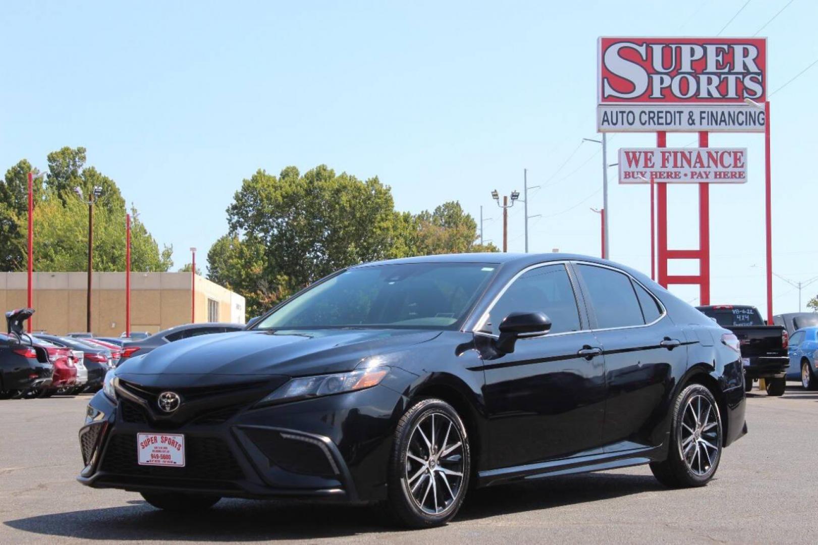 2022 Black Toyota Camry SE (4T1G11AK3NU) with an 2.5L L4 DOHC 16V engine, 8A transmission, located at 4301 NW 39th , Oklahoma City, OK, 73112, (405) 949-5600, 35.512135, -97.598671 - NO DRIVERS LICENCE NO-FULL COVERAGE INSURANCE-NO CREDIT CHECK. COME ON OVER TO SUPERSPORTS AND TAKE A LOOK AND TEST DRIVE. PLEASE GIVE US A CALL AT (405) 949-5600. NO LICENSIA DE MANEJAR- NO SEGURO DE COBERTURA TOTAL- NO VERIFICACCION DE CREDITO. POR FAVOR VENGAN A SUPERSPORTS, ECHE UN - Photo#6