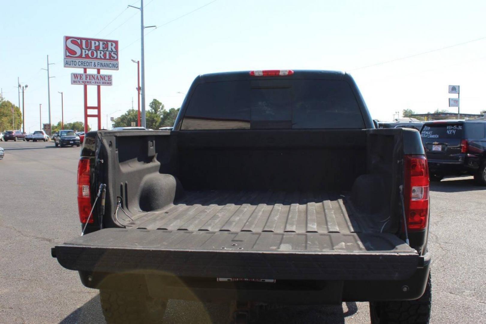 2010 Black Chevrolet Silverado 1500 LTZ Crew Cab 4WD (3GCRKTE34AG) with an 5.3L V8 OHV 16V FFV engine, 4-Speed Automatic transmission, located at 4301 NW 39th , Oklahoma City, OK, 73112, (405) 949-5600, 35.512135, -97.598671 - NO DRIVERS LICENCE NO-FULL COVERAGE INSURANCE-NO CREDIT CHECK. COME ON OVER TO SUPERSPORTS AND TAKE A LOOK AND TEST DRIVE. PLEASE GIVE US A CALL AT (405) 949-5600. NO LICENSIA DE MANEJAR- NO SEGURO DE COBERTURA TOTAL- NO VERIFICACCION DE CREDITO. POR FAVOR VENGAN A SUPERSPORTS, ECHE UN - Photo#12