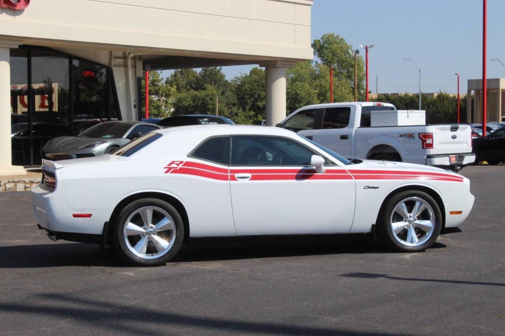 2014 White Dodge Challenger R/T (2C3CDYBT9EH) with an 5.7L V8 OHV 16V engine, Manual 6-Speed transmission, located at 4301 NW 39th , Oklahoma City, OK, 73112, (405) 949-5600, 35.512135, -97.598671 - NO DRIVERS LICENCE NO-FULL COVERAGE INSURANCE-NO CREDIT CHECK. COME ON OVER TO SUPERSPORTS AND TAKE A LOOK AND TEST DRIVE. PLEASE GIVE US A CALL AT (405) 949-5600. NO LICENSIA DE MANEJAR- NO SEGURO DE COBERTURA TOTAL- NO VERIFICACCION DE CREDITO. POR FAVOR VENGAN A SUPERSPORTS, - Photo#2