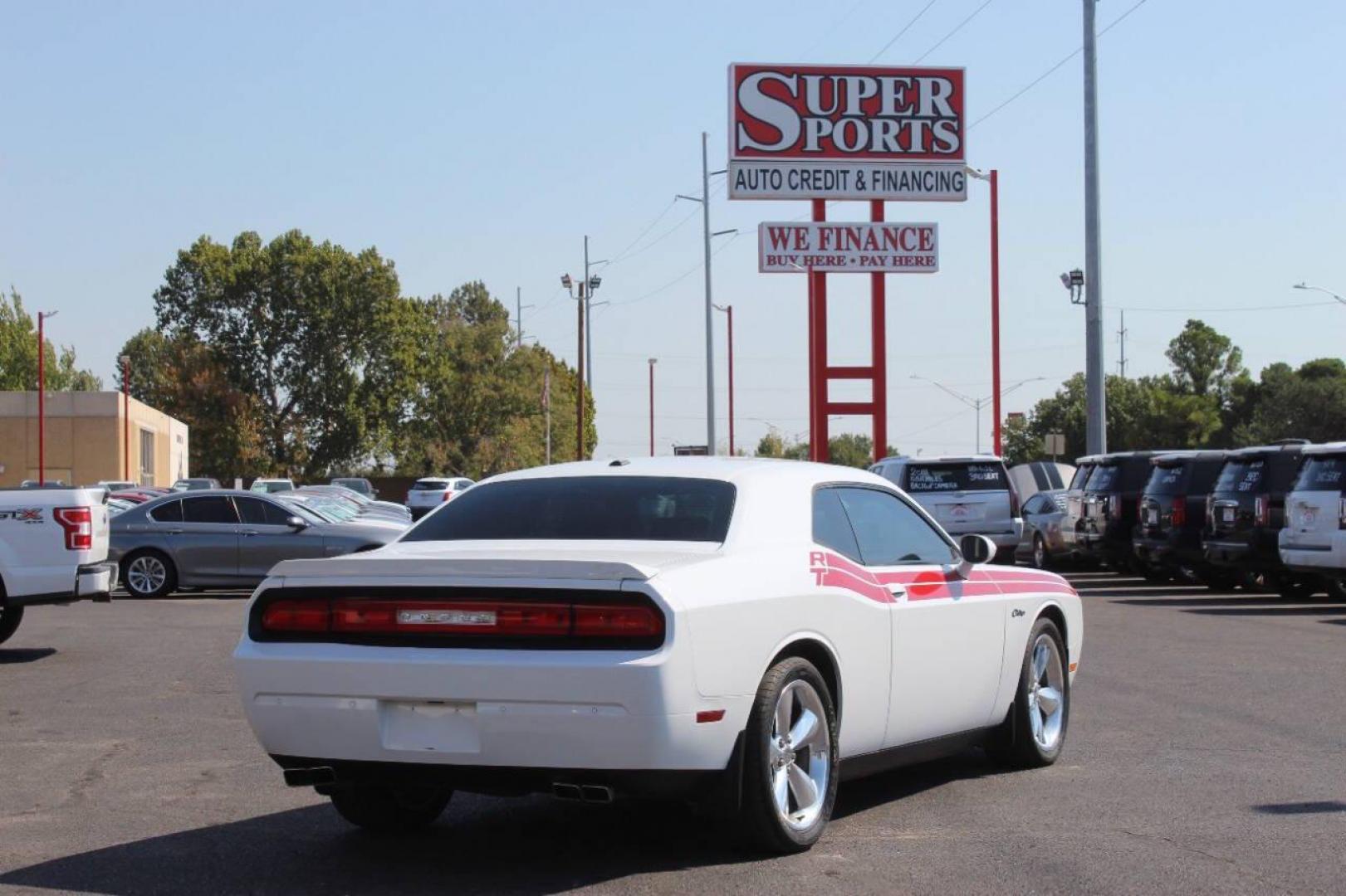 2014 White Dodge Challenger R/T (2C3CDYBT9EH) with an 5.7L V8 OHV 16V engine, Manual 6-Speed transmission, located at 4301 NW 39th , Oklahoma City, OK, 73112, (405) 949-5600, 35.512135, -97.598671 - Photo#3