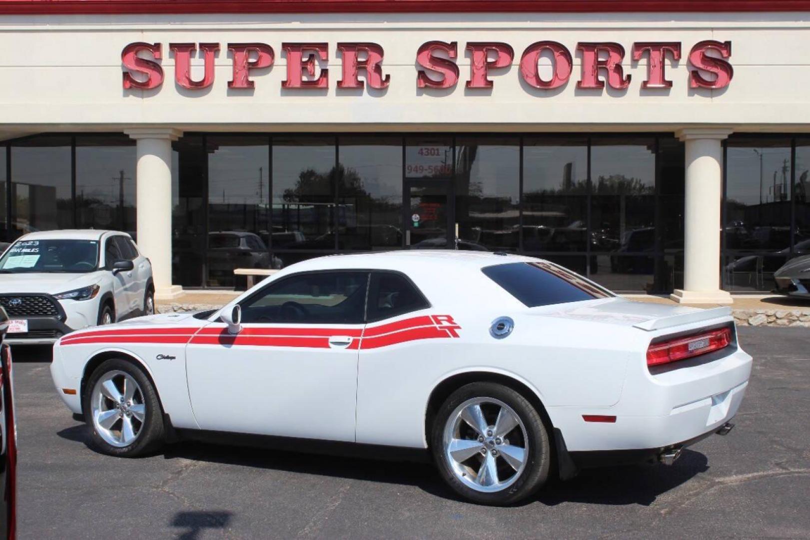 2014 White Dodge Challenger R/T (2C3CDYBT9EH) with an 5.7L V8 OHV 16V engine, Manual 6-Speed transmission, located at 4301 NW 39th , Oklahoma City, OK, 73112, (405) 949-5600, 35.512135, -97.598671 - NO DRIVERS LICENCE NO-FULL COVERAGE INSURANCE-NO CREDIT CHECK. COME ON OVER TO SUPERSPORTS AND TAKE A LOOK AND TEST DRIVE. PLEASE GIVE US A CALL AT (405) 949-5600. NO LICENSIA DE MANEJAR- NO SEGURO DE COBERTURA TOTAL- NO VERIFICACCION DE CREDITO. POR FAVOR VENGAN A SUPERSPORTS, - Photo#4