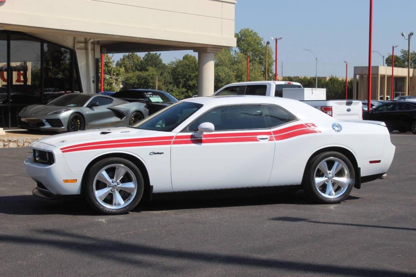 2014 White Dodge Challenger R/T (2C3CDYBT9EH) with an 5.7L V8 OHV 16V engine, Manual 6-Speed transmission, located at 4301 NW 39th , Oklahoma City, OK, 73112, (405) 949-5600, 35.512135, -97.598671 - NO DRIVERS LICENCE NO-FULL COVERAGE INSURANCE-NO CREDIT CHECK. COME ON OVER TO SUPERSPORTS AND TAKE A LOOK AND TEST DRIVE. PLEASE GIVE US A CALL AT (405) 949-5600. NO LICENSIA DE MANEJAR- NO SEGURO DE COBERTURA TOTAL- NO VERIFICACCION DE CREDITO. POR FAVOR VENGAN A SUPERSPORTS, - Photo#5