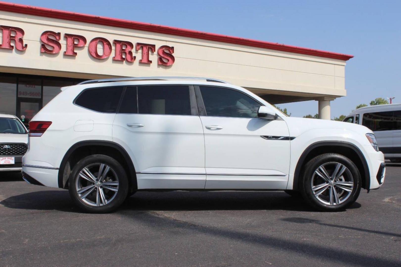 2019 White Volkswagen Atlas V6 SE w/Technology R-Line 4MOTION (1V2XR2CA8KC) with an 3.6L V6 DOHC 24V engine, 8A transmission, located at 4301 NW 39th , Oklahoma City, OK, 73112, (405) 949-5600, 35.512135, -97.598671 - NO DRIVERS LICENCE NO-FULL COVERAGE INSURANCE-NO CREDIT CHECK. COME ON OVER TO SUPERSPORTS AND TAKE A LOOK AND TEST DRIVE. PLEASE GIVE US A CALL AT (405) 949-5600. NO LICENSIA DE MANEJAR- NO SEGURO DE COBERTURA TOTAL- NO VERIFICACCION DE CREDITO. POR FAVOR VENGAN A SUPERSPORTS, ECHE UN - Photo#2