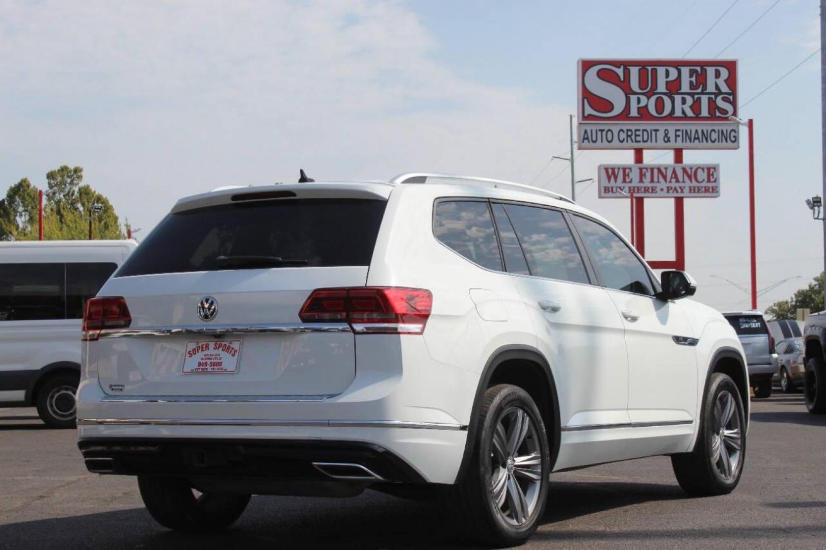 2019 White Volkswagen Atlas V6 SE w/Technology R-Line 4MOTION (1V2XR2CA8KC) with an 3.6L V6 DOHC 24V engine, 8A transmission, located at 4301 NW 39th , Oklahoma City, OK, 73112, (405) 949-5600, 35.512135, -97.598671 - NO DRIVERS LICENCE NO-FULL COVERAGE INSURANCE-NO CREDIT CHECK. COME ON OVER TO SUPERSPORTS AND TAKE A LOOK AND TEST DRIVE. PLEASE GIVE US A CALL AT (405) 949-5600. NO LICENSIA DE MANEJAR- NO SEGURO DE COBERTURA TOTAL- NO VERIFICACCION DE CREDITO. POR FAVOR VENGAN A SUPERSPORTS, ECHE UN - Photo#3