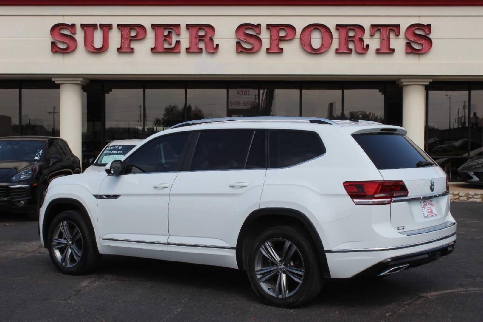 2019 White Volkswagen Atlas V6 SE w/Technology R-Line 4MOTION (1V2XR2CA8KC) with an 3.6L V6 DOHC 24V engine, 8A transmission, located at 4301 NW 39th , Oklahoma City, OK, 73112, (405) 949-5600, 35.512135, -97.598671 - NO DRIVERS LICENCE NO-FULL COVERAGE INSURANCE-NO CREDIT CHECK. COME ON OVER TO SUPERSPORTS AND TAKE A LOOK AND TEST DRIVE. PLEASE GIVE US A CALL AT (405) 949-5600. NO LICENSIA DE MANEJAR- NO SEGURO DE COBERTURA TOTAL- NO VERIFICACCION DE CREDITO. POR FAVOR VENGAN A SUPERSPORTS, ECHE UN - Photo#4